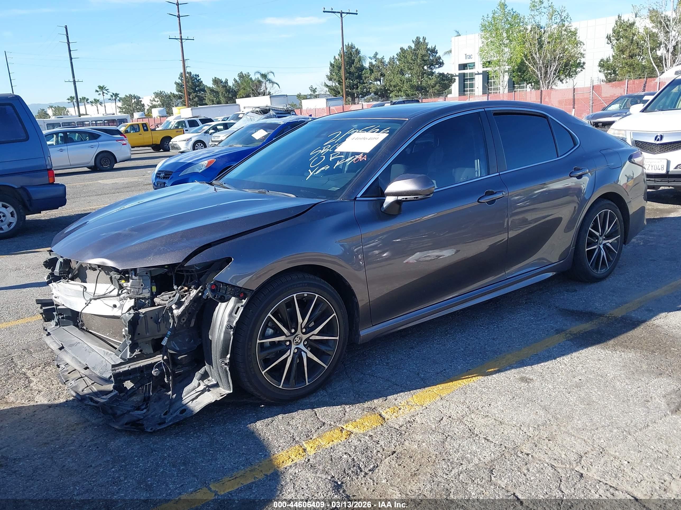 TOYOTA CAMRY image 2
