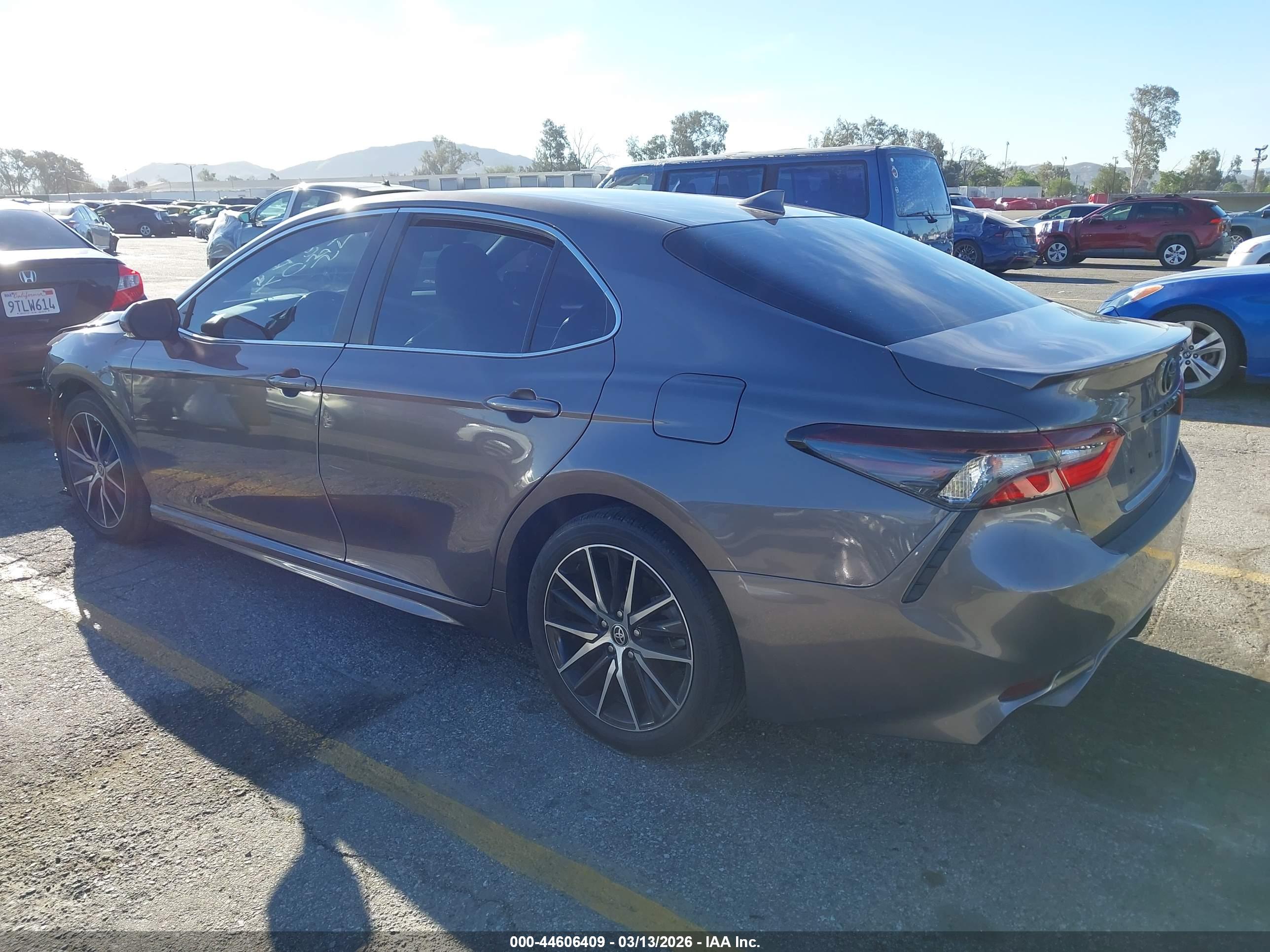 TOYOTA CAMRY image 3