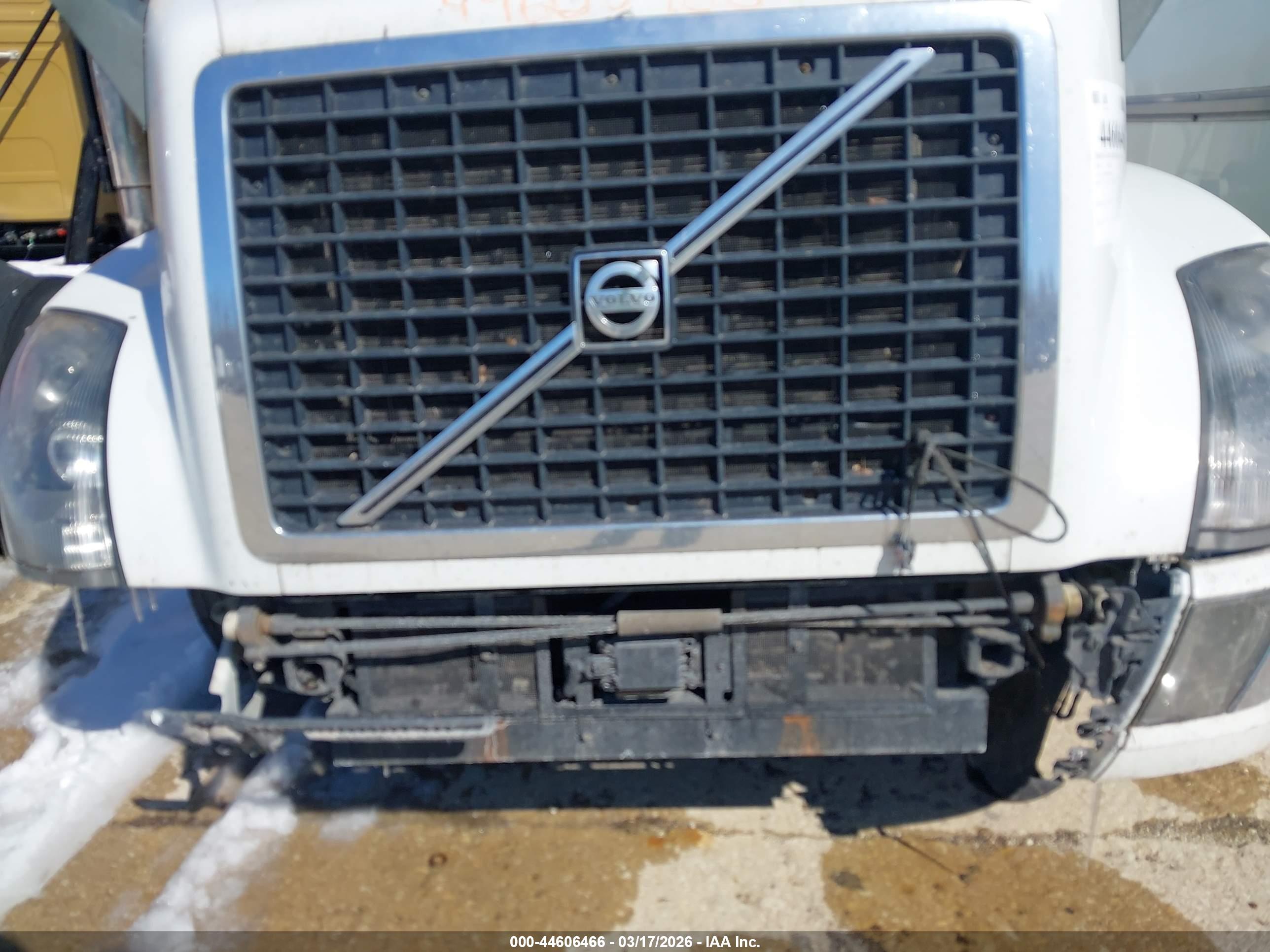VOLVO VNL image 10