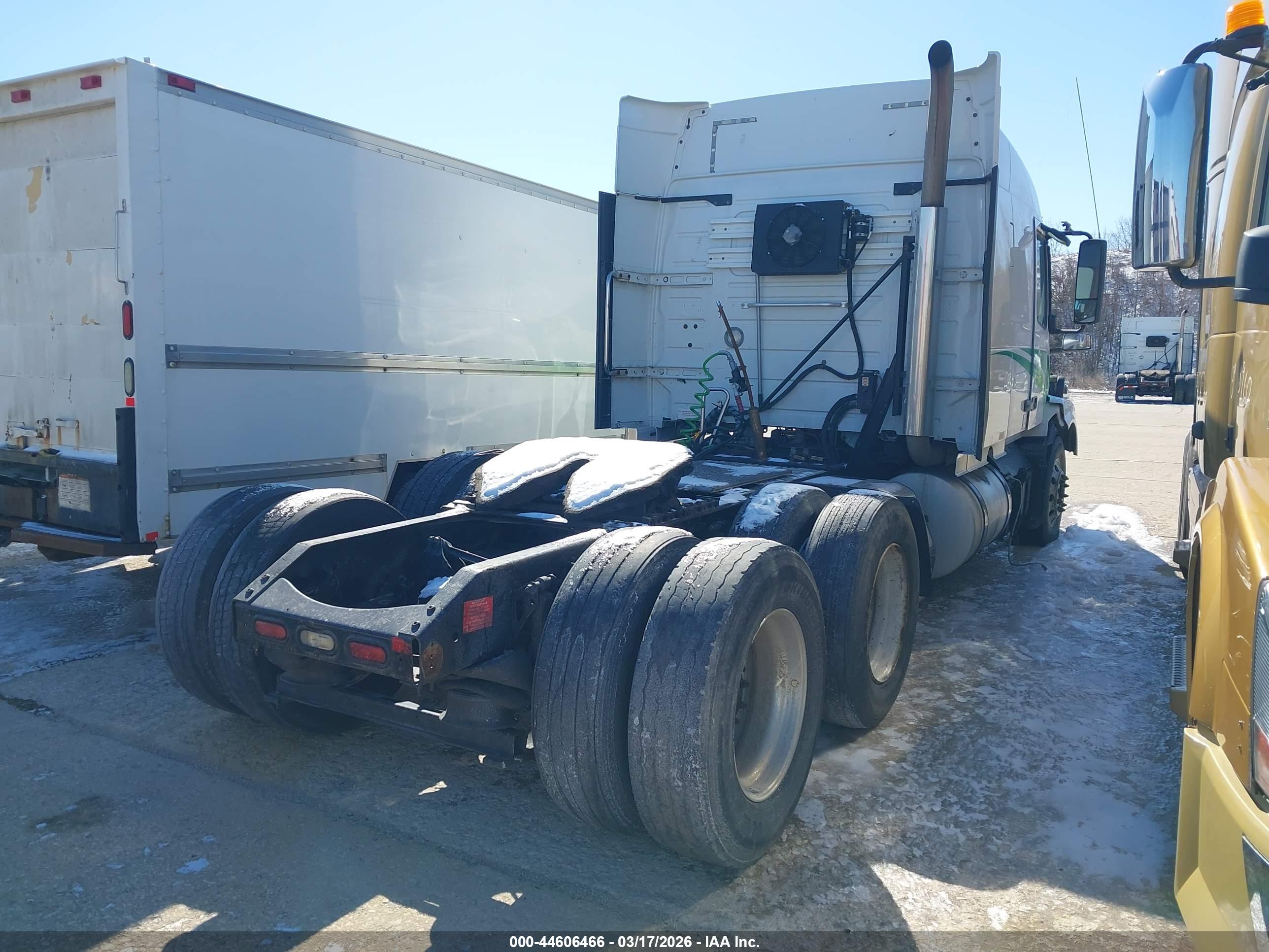 VOLVO VNL image 4