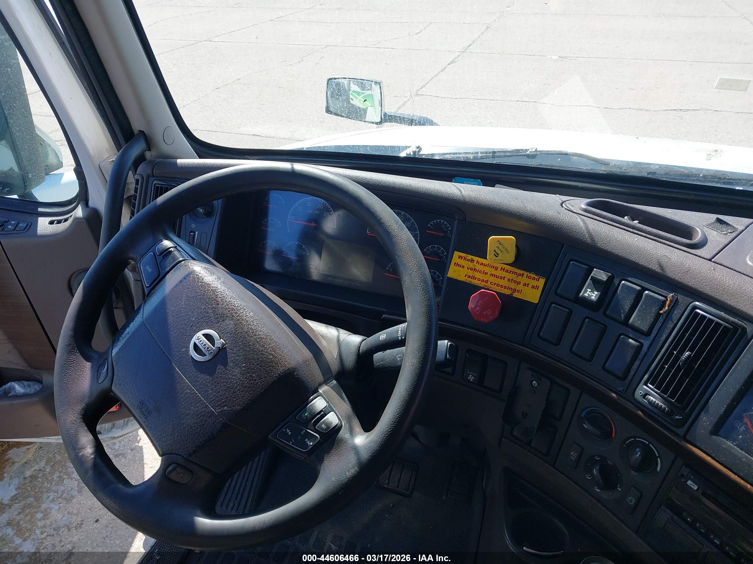VOLVO VNL image 8