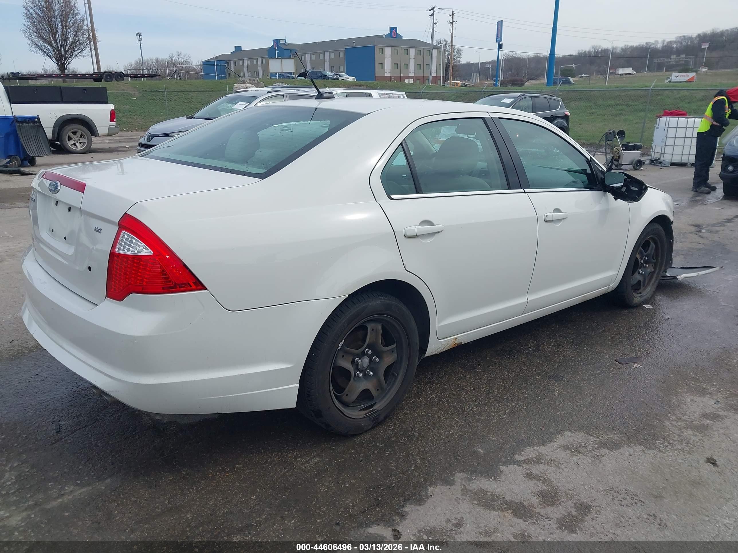 FORD FUSION image 4