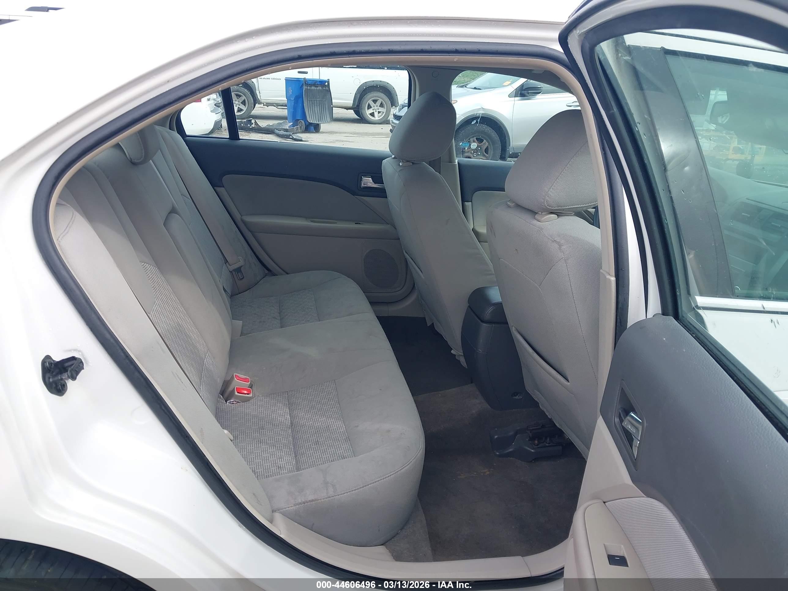 FORD FUSION image 8