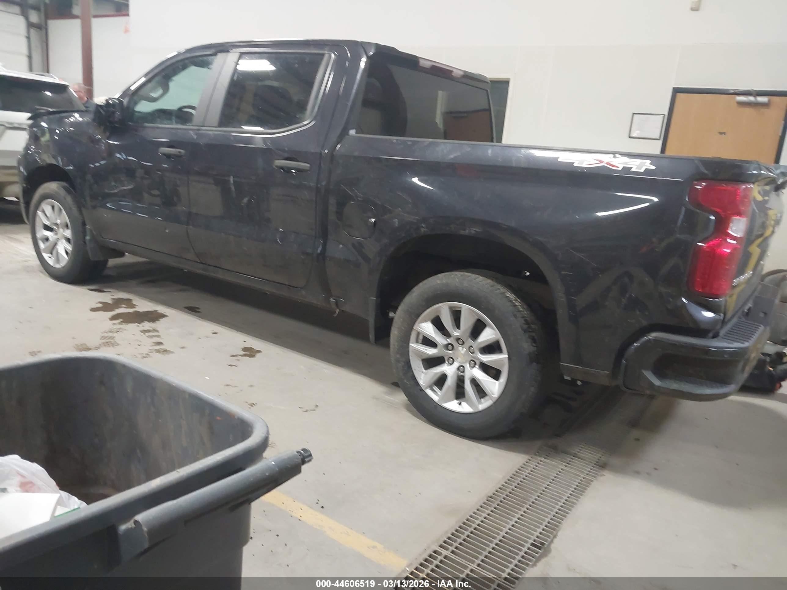 CHEVROLET SILVERADO image 3