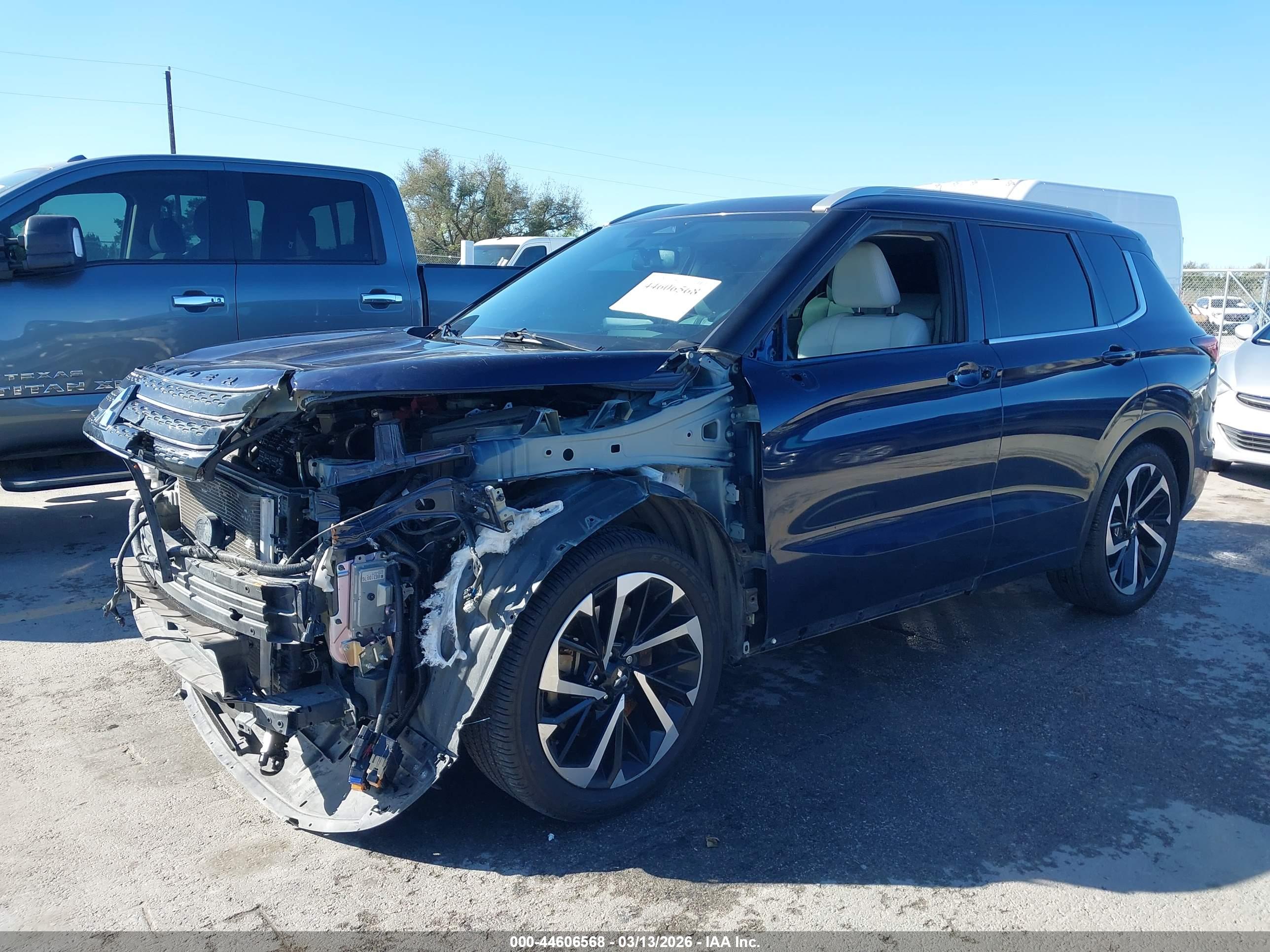 MITSUBISHI OUTLANDER image 2