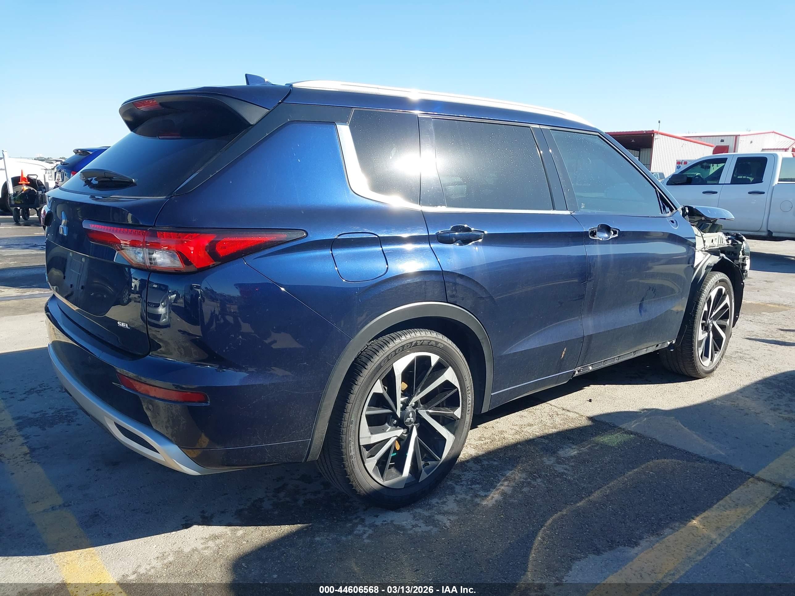 MITSUBISHI OUTLANDER image 4