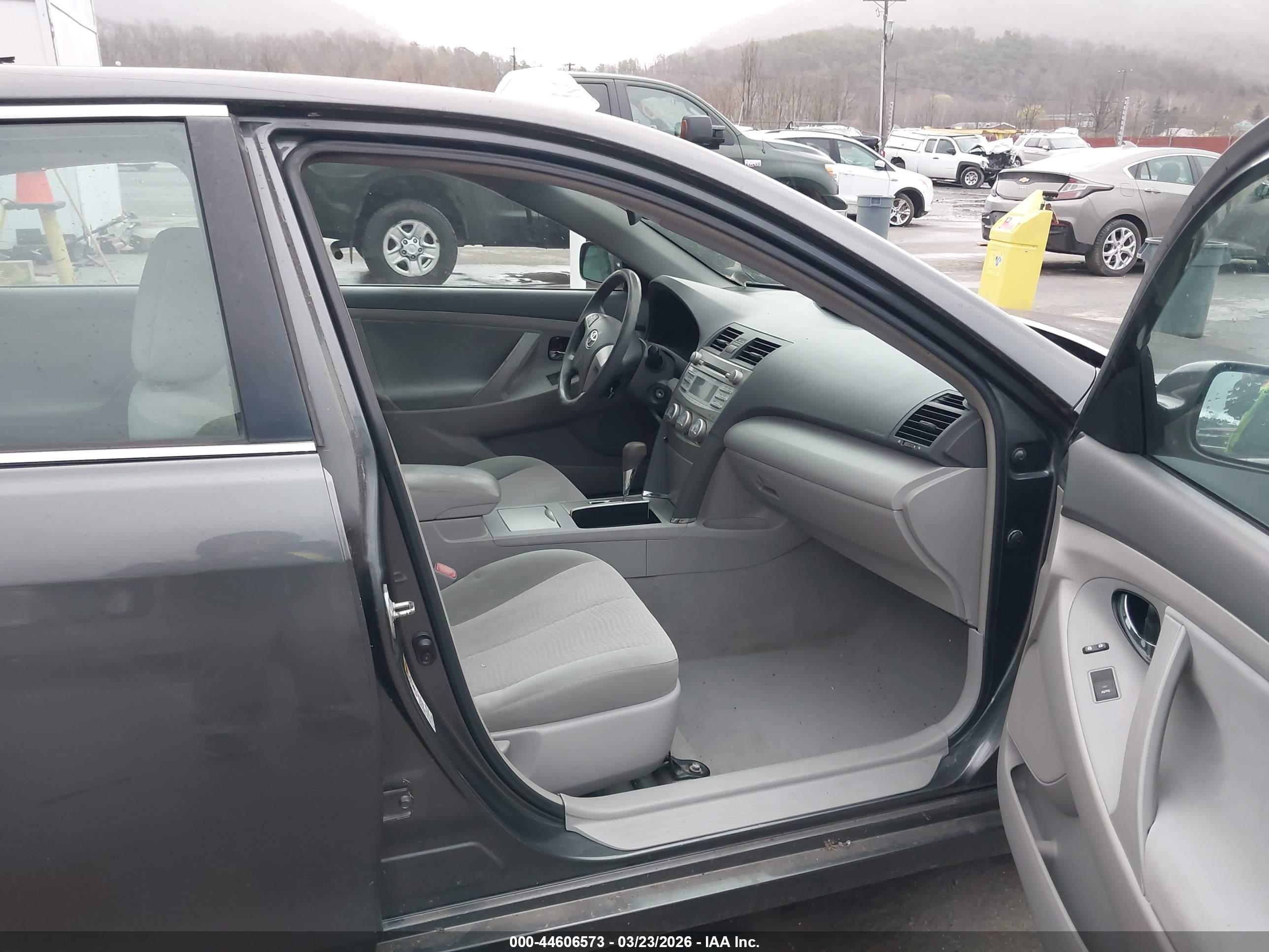 TOYOTA CAMRY image 5