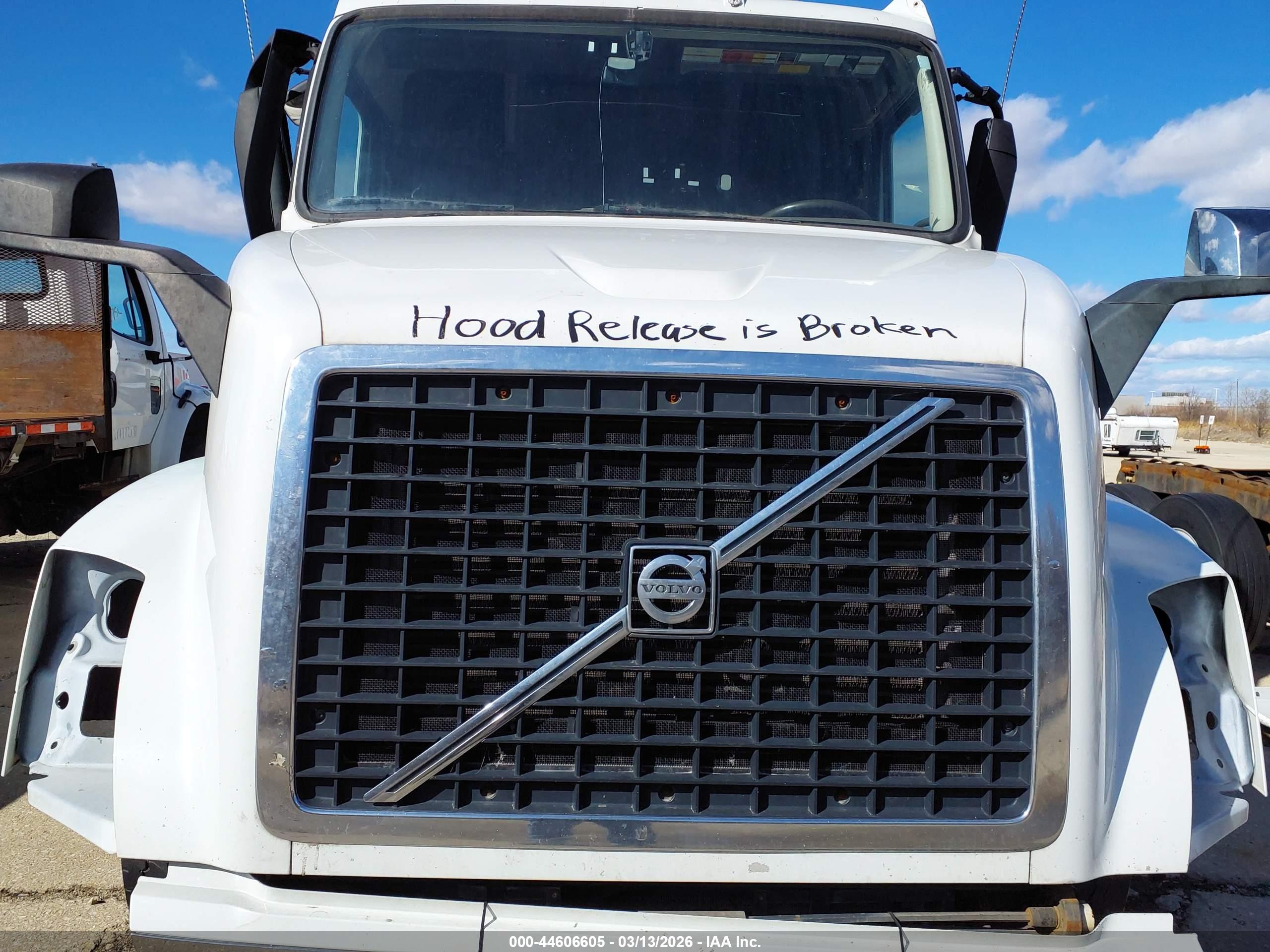 VOLVO VNL image 10