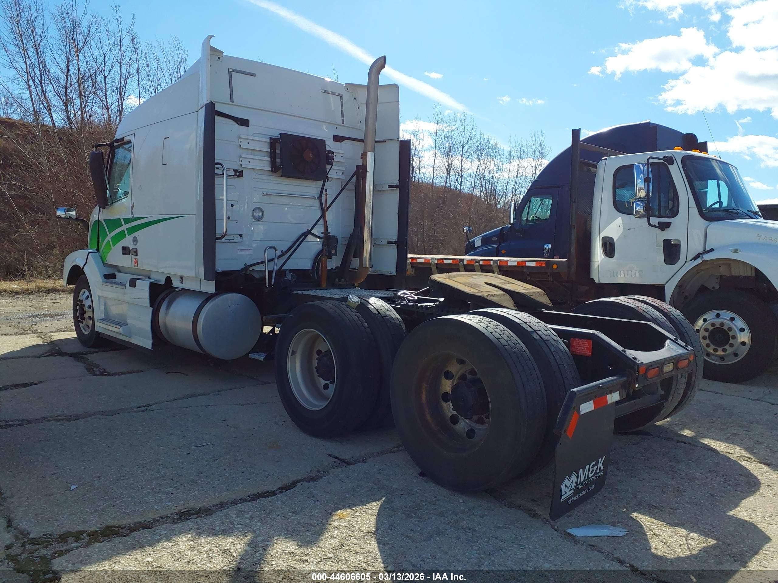 VOLVO VNL image 3