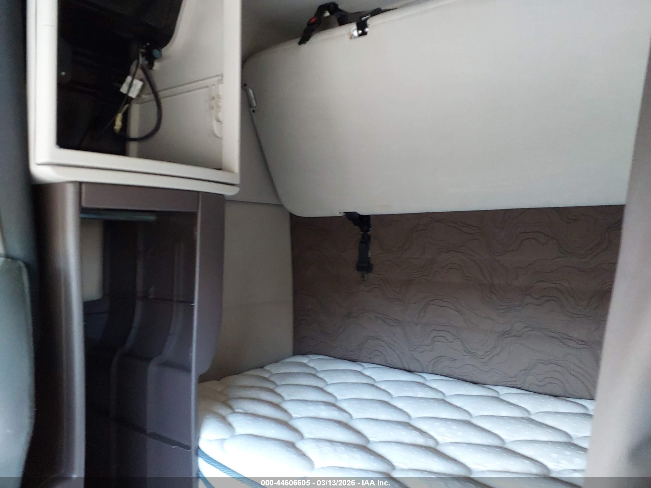 VOLVO VNL image 7