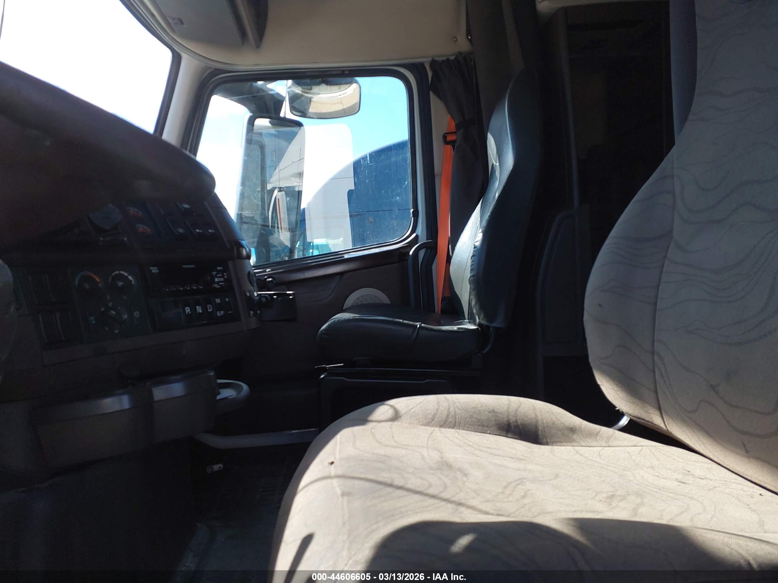 VOLVO VNL image 8