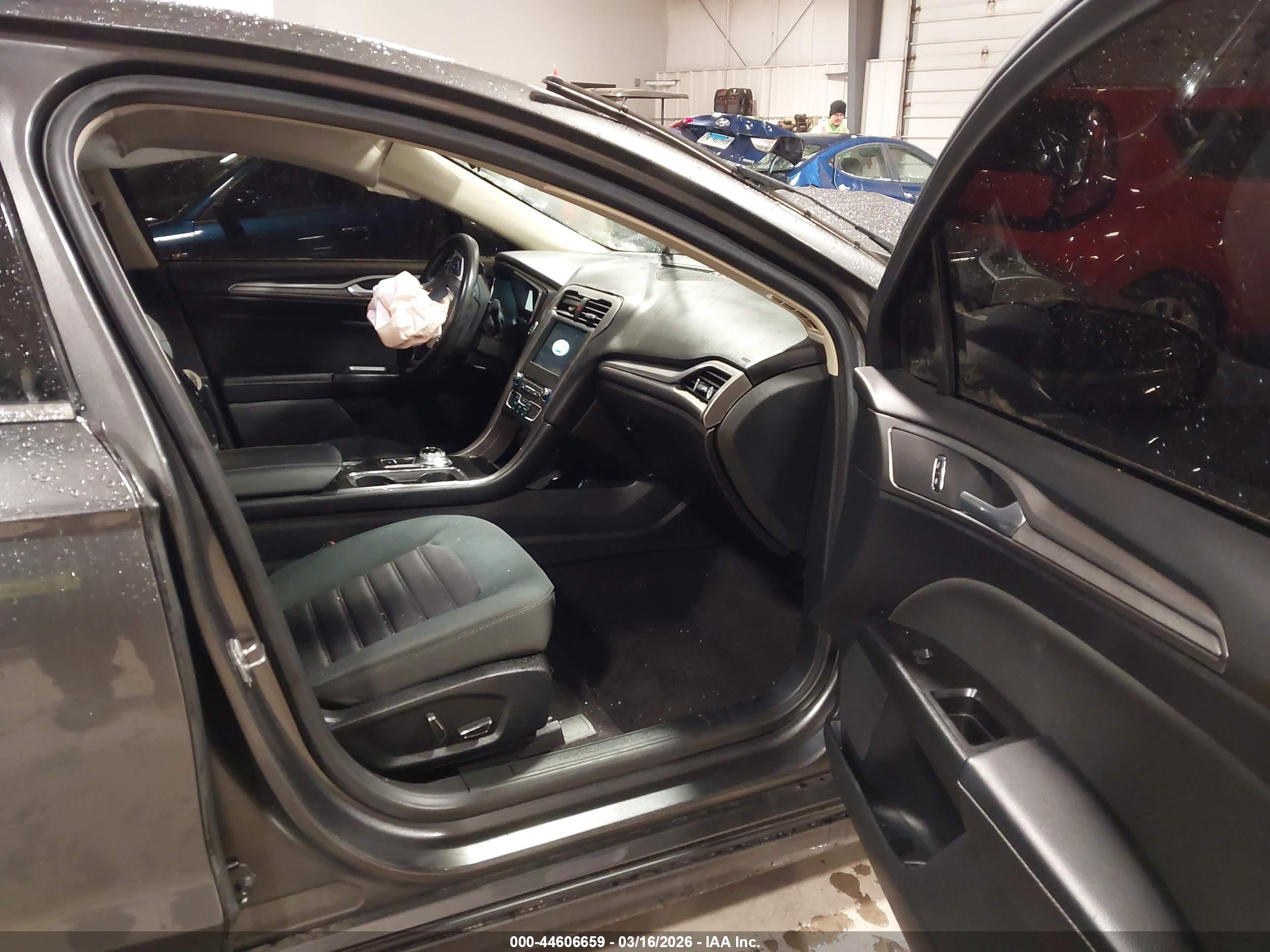 FORD FUSION image 5