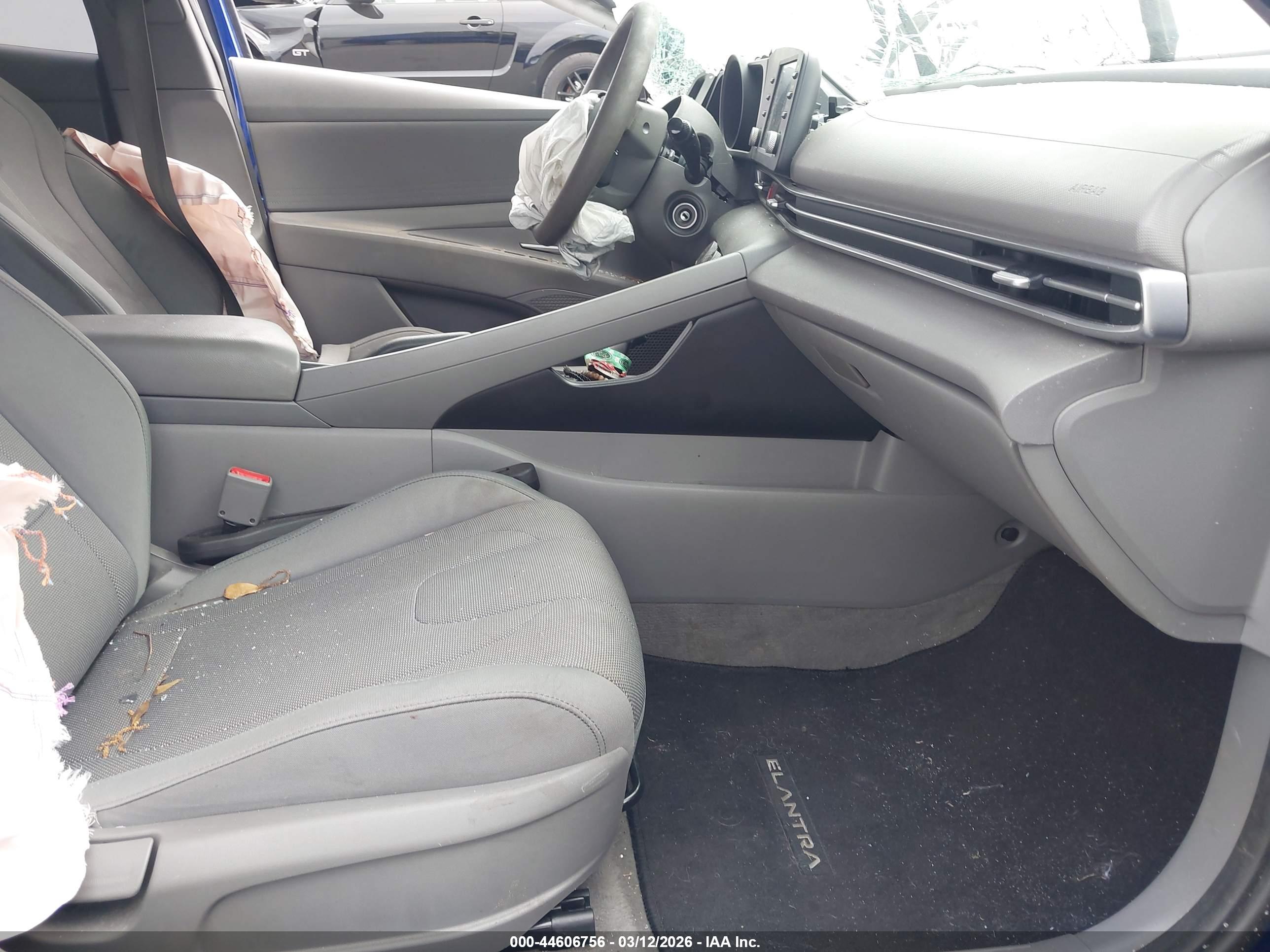 HYUNDAI ELANTRA image 5