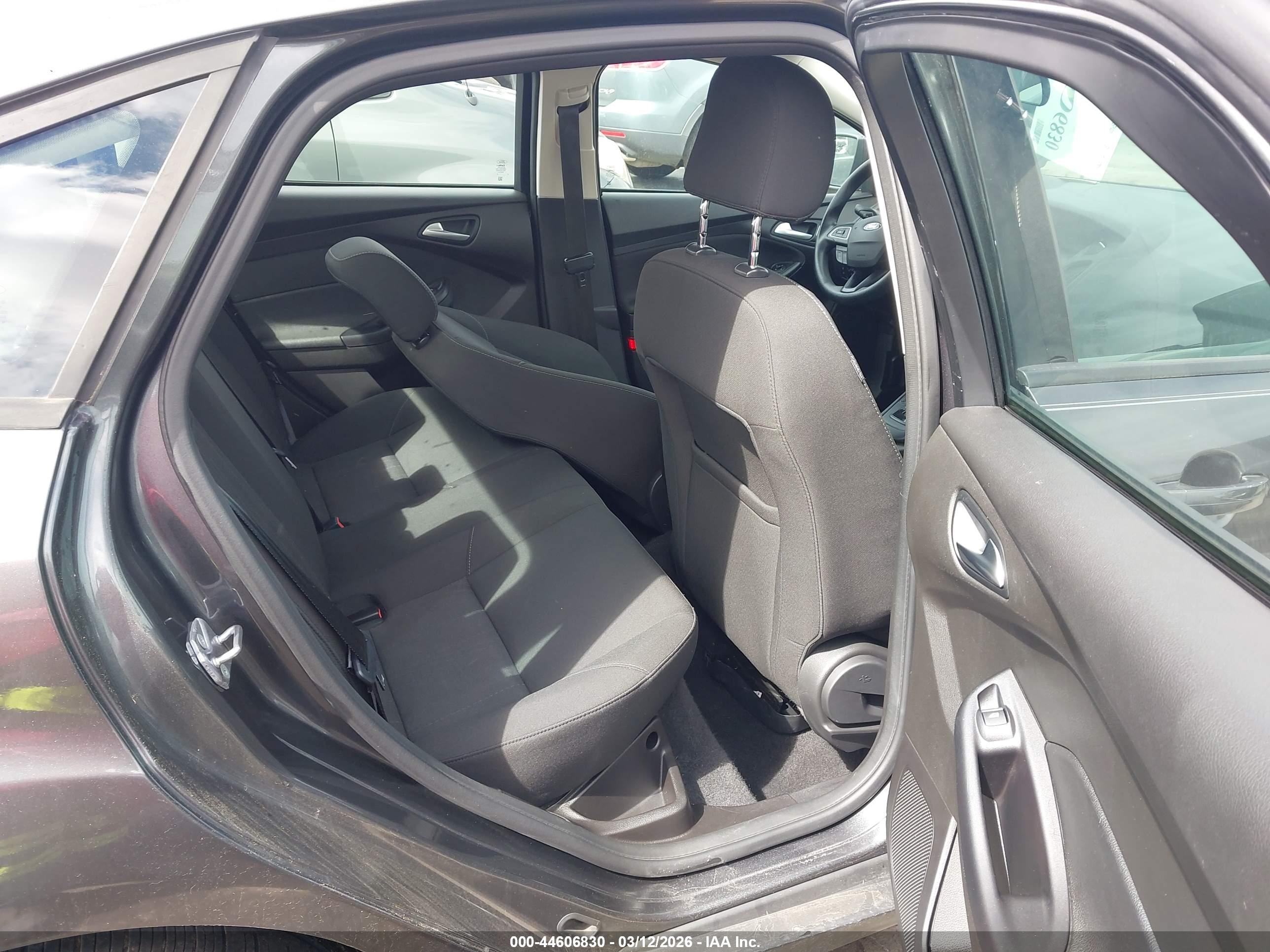 FORD FOCUS image 8