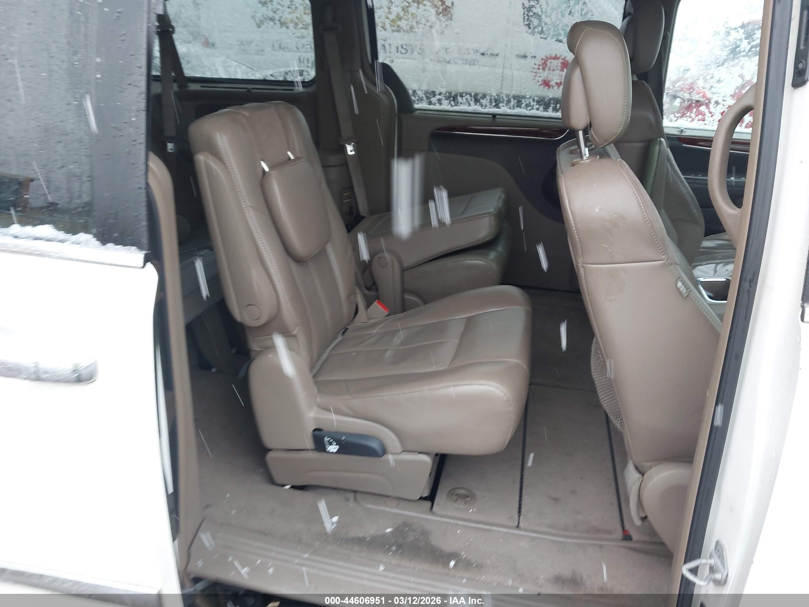 CHRYSLER TOWN image 8