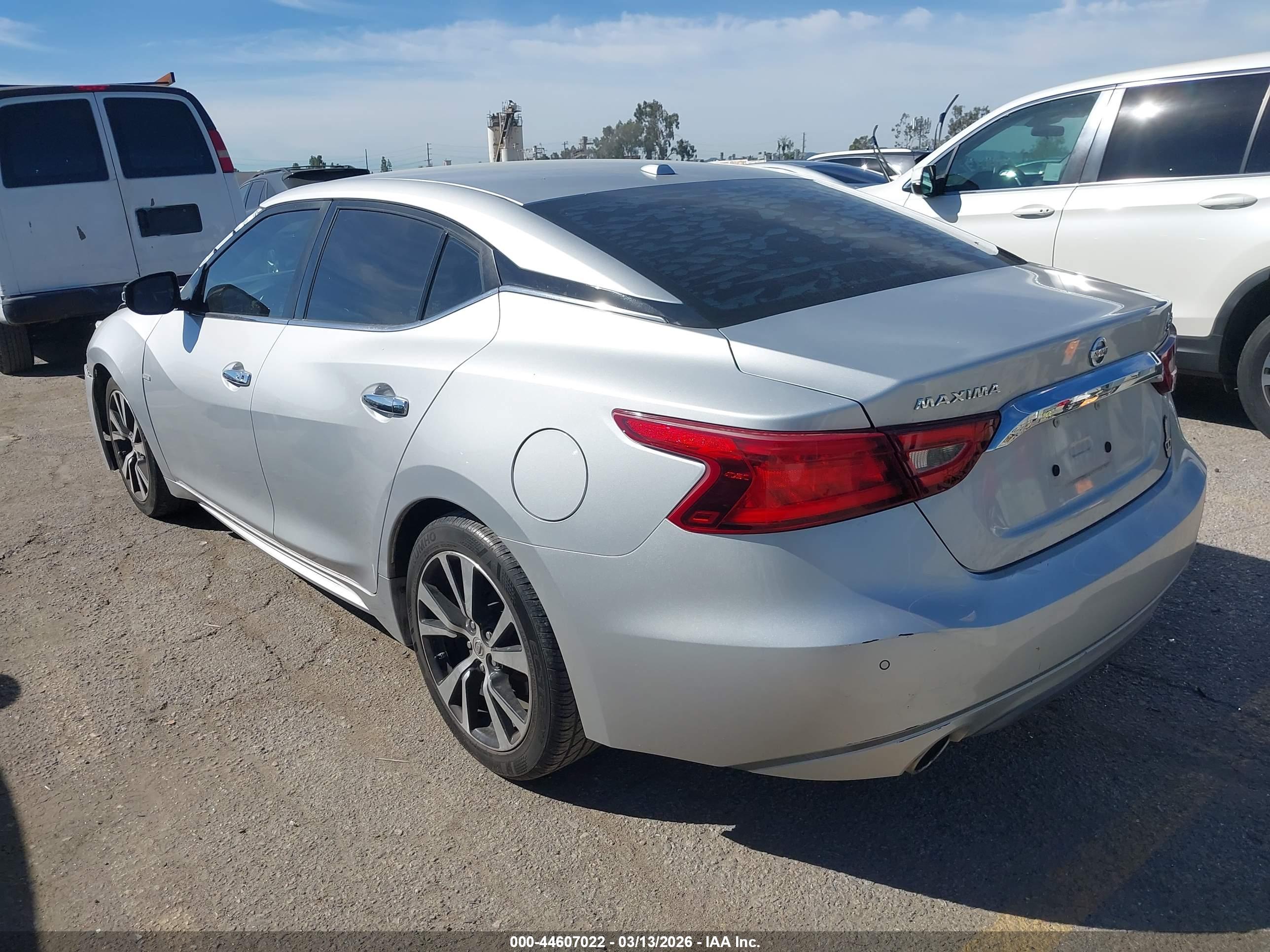 NISSAN MAXIMA image 3