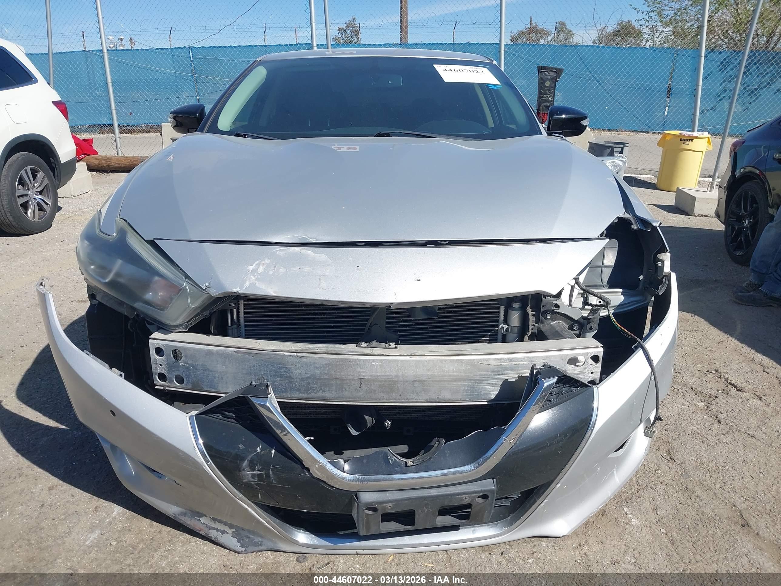 NISSAN MAXIMA image 6