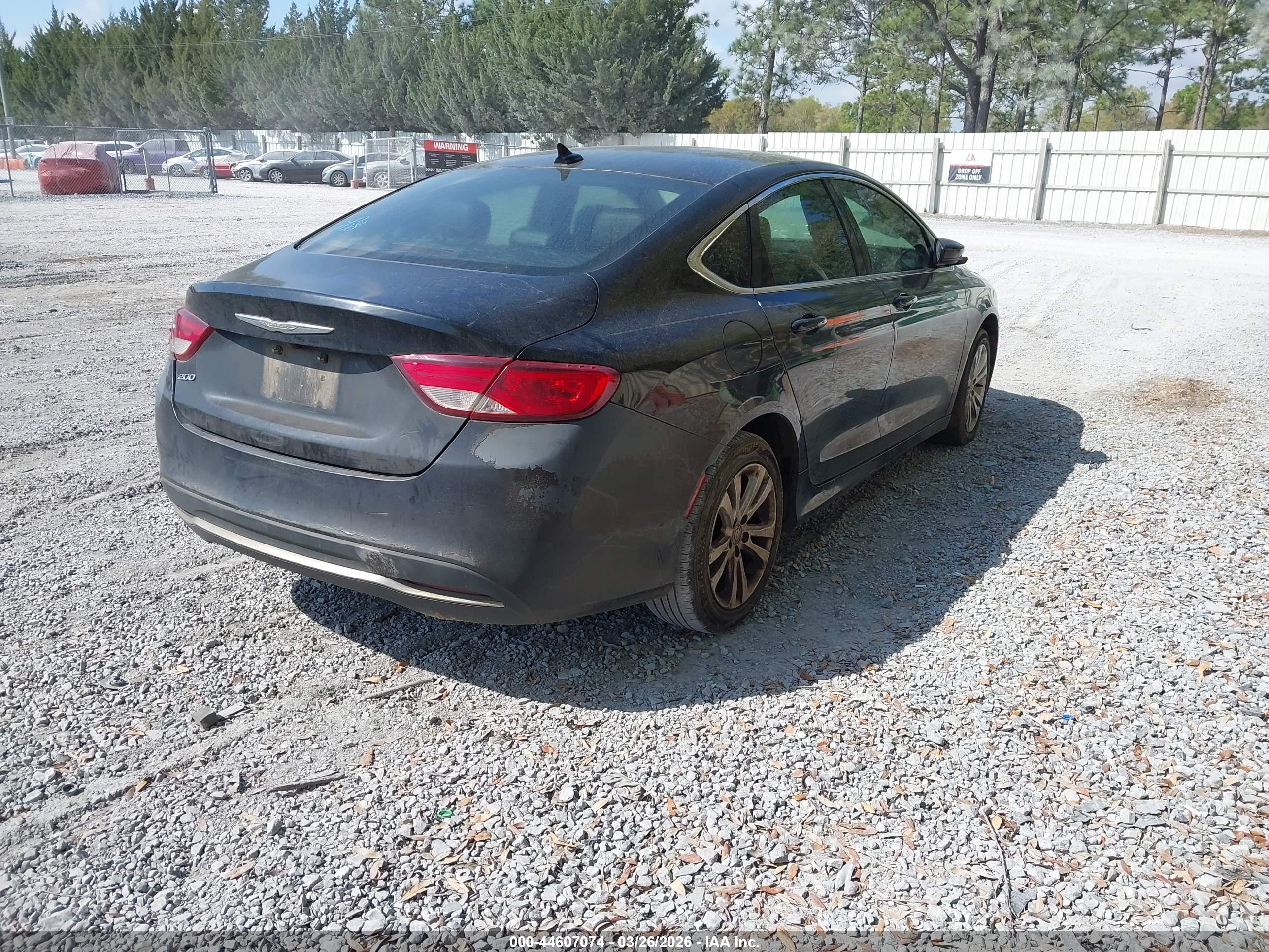 CHRYSLER 200 image 4