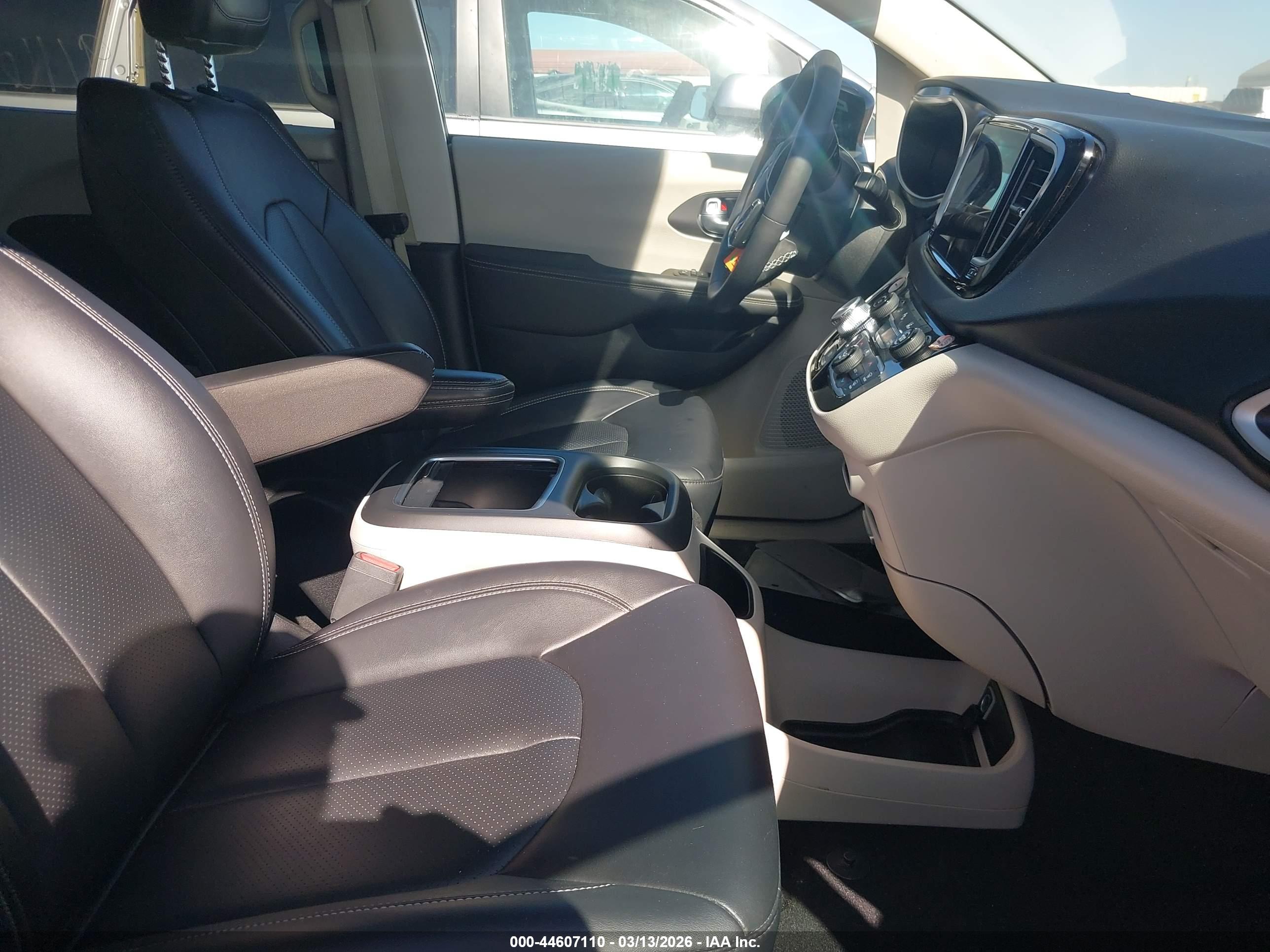 CHRYSLER PACIFICA image 5