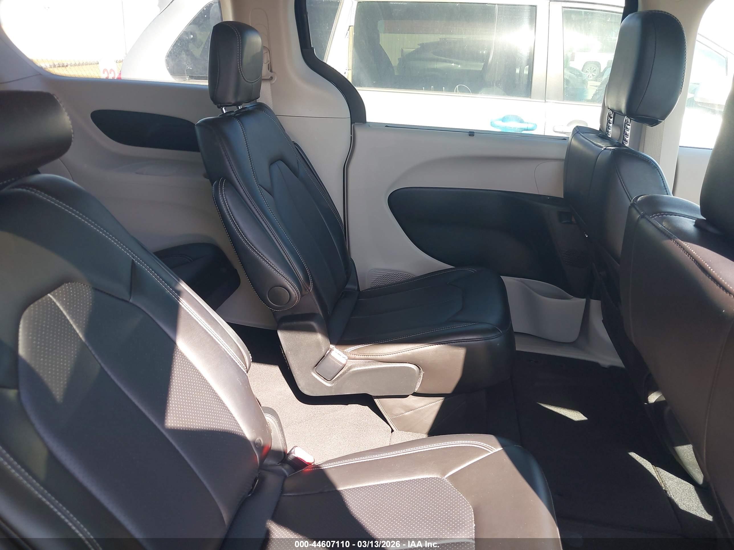 CHRYSLER PACIFICA image 8
