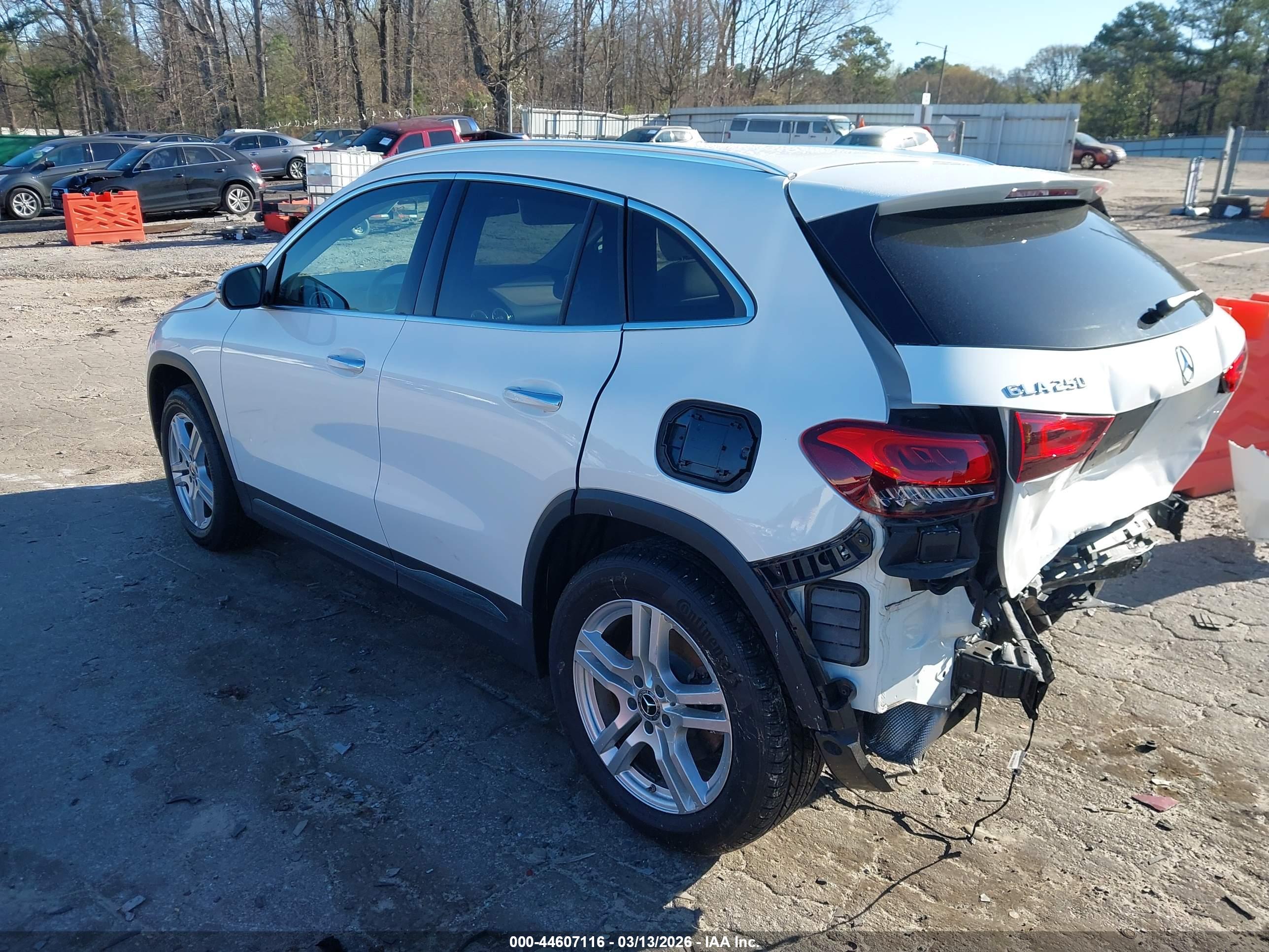 MERCEDES-BENZ GLA image 3