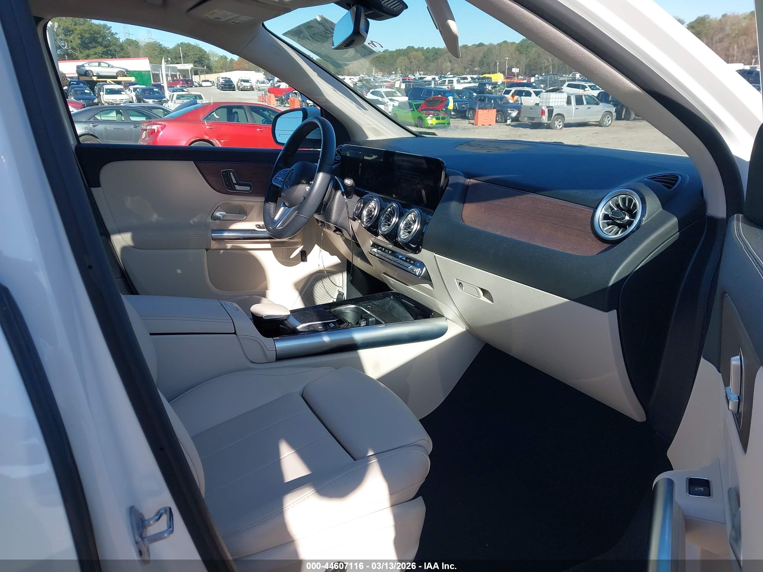 MERCEDES-BENZ GLA image 5
