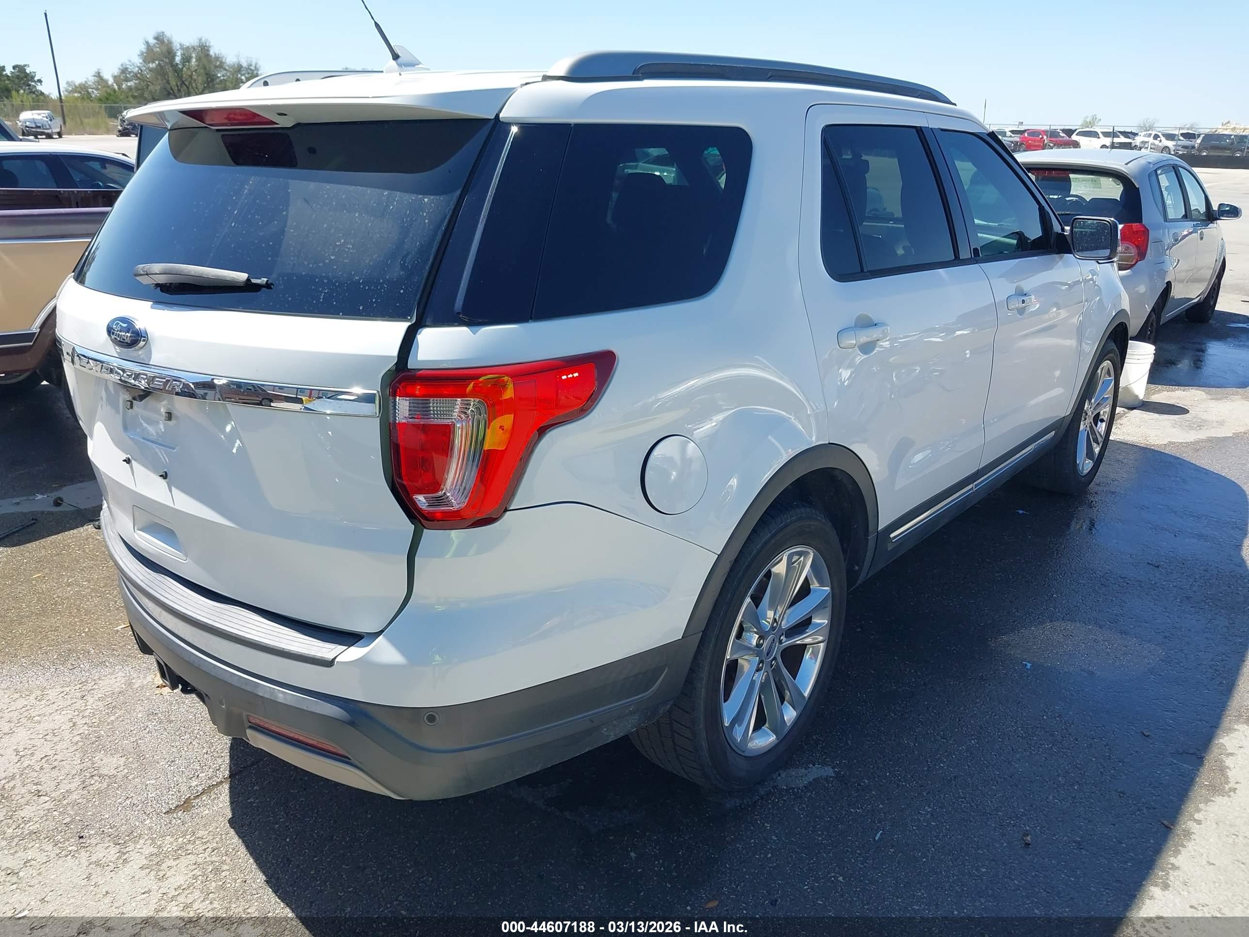 FORD EXPLORER image 4