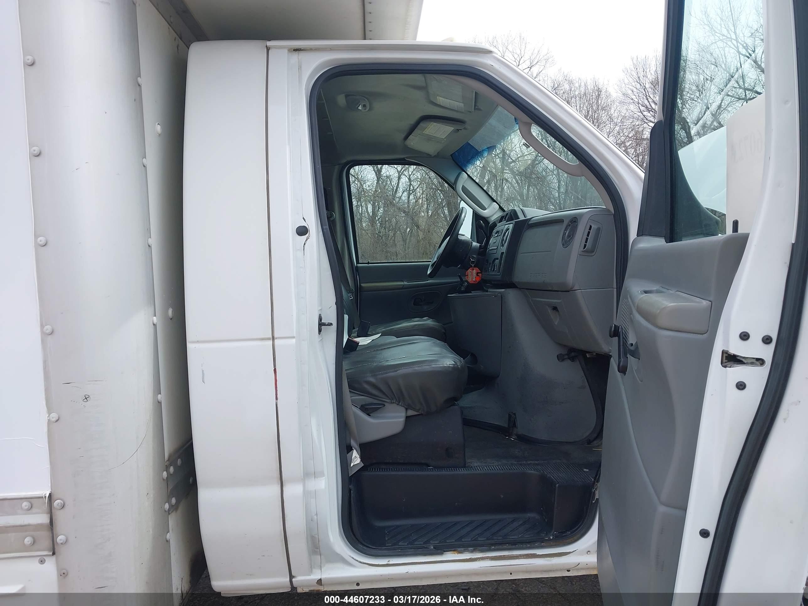 FORD E-450 image 8