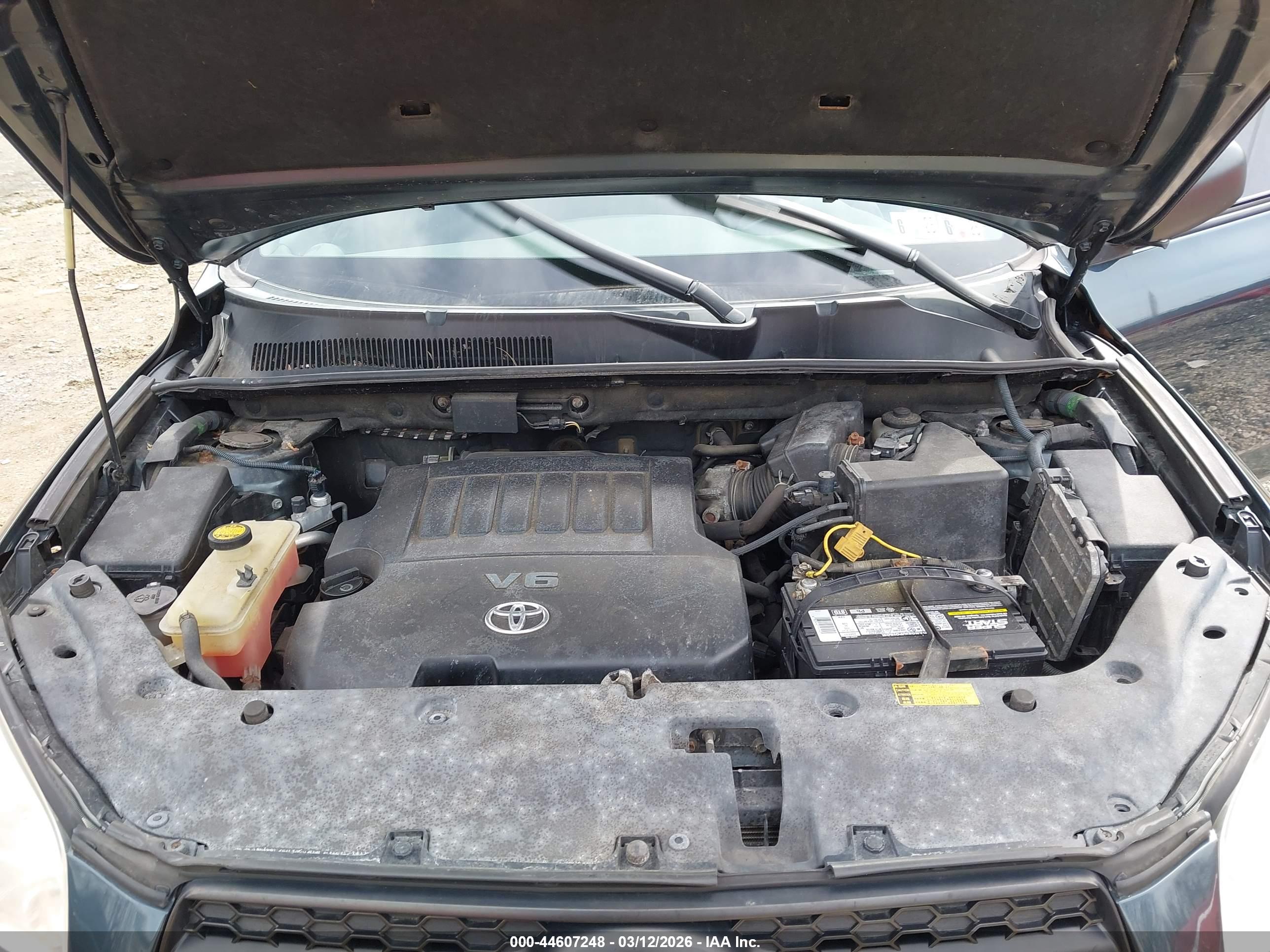 TOYOTA RAV4 image 10