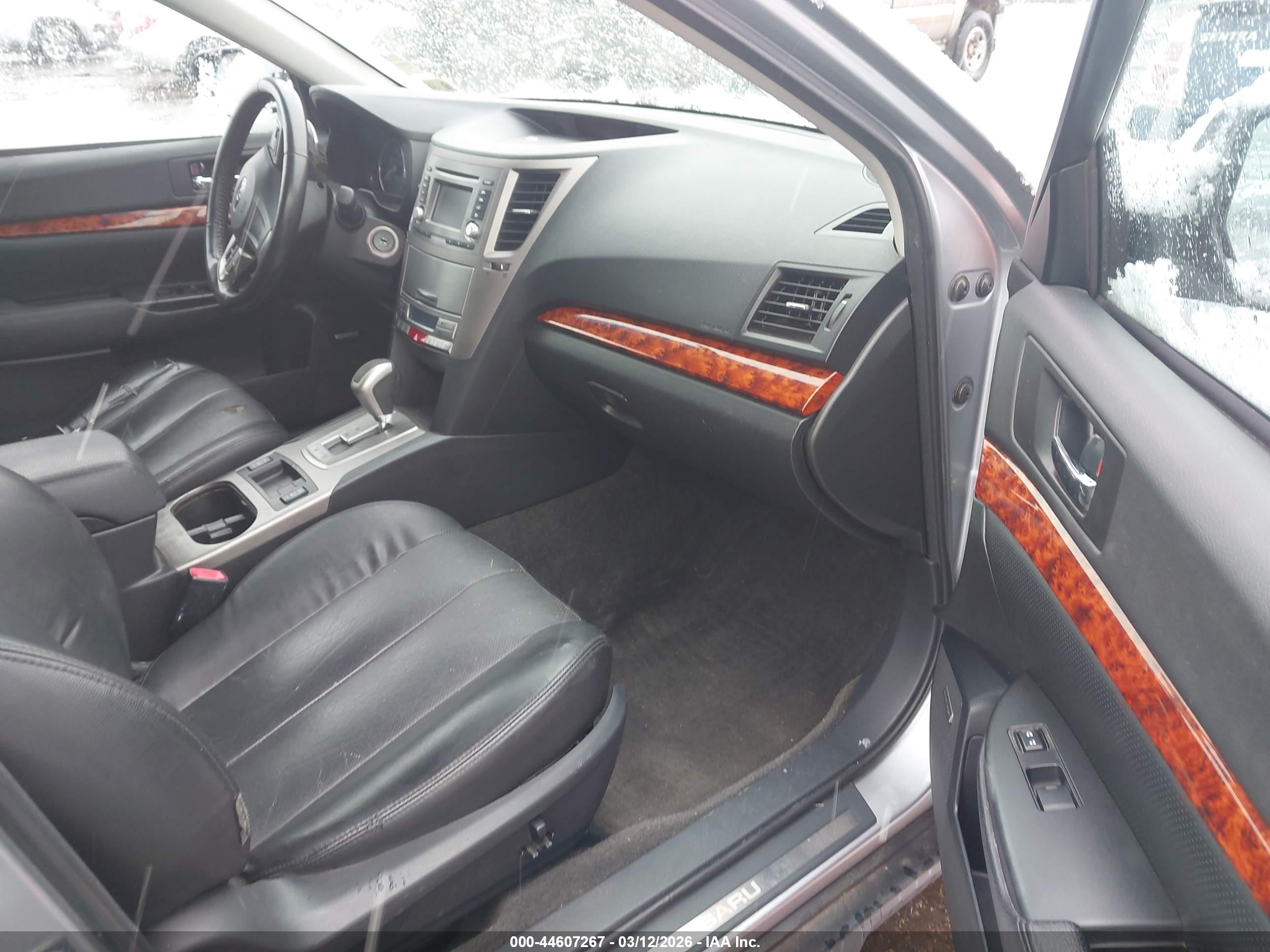 SUBARU OUTBACK image 5