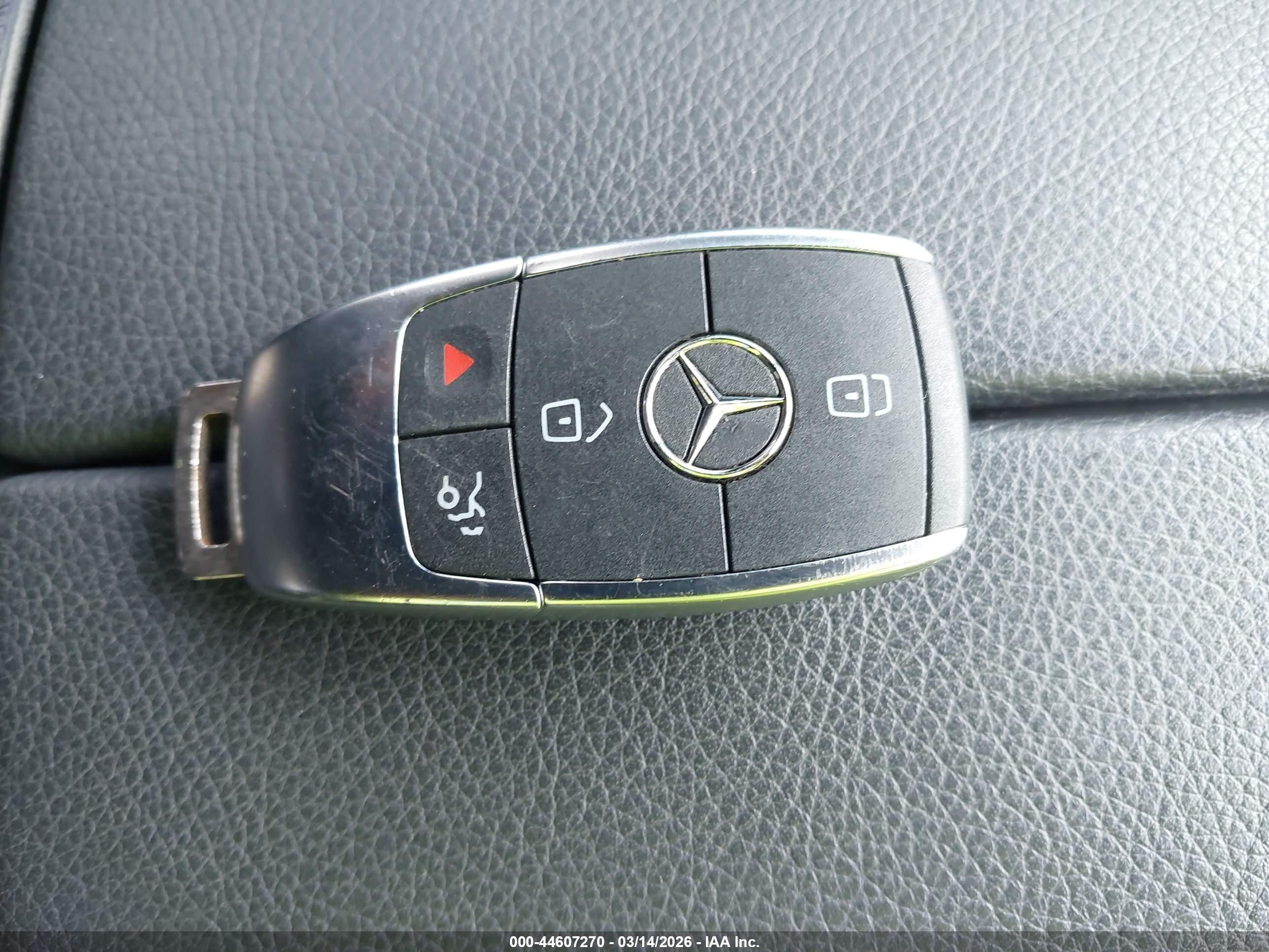 MERCEDES-BENZ GLC image 11