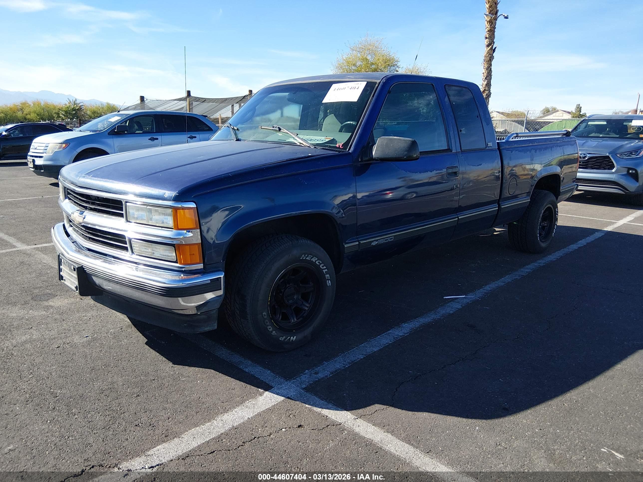 CHEVROLET GMT-400 image 2