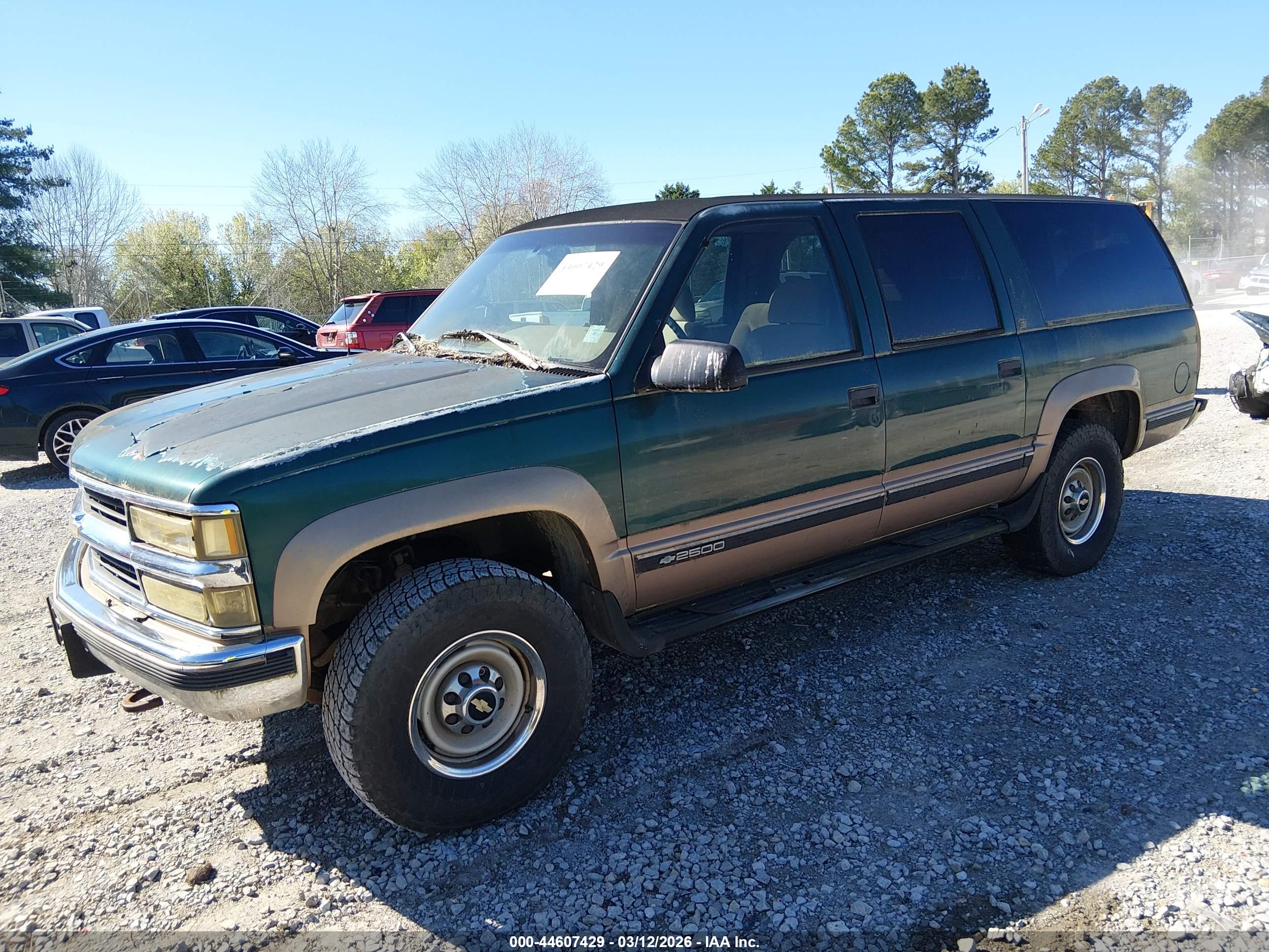 CHEVROLET SUBURBAN image 2