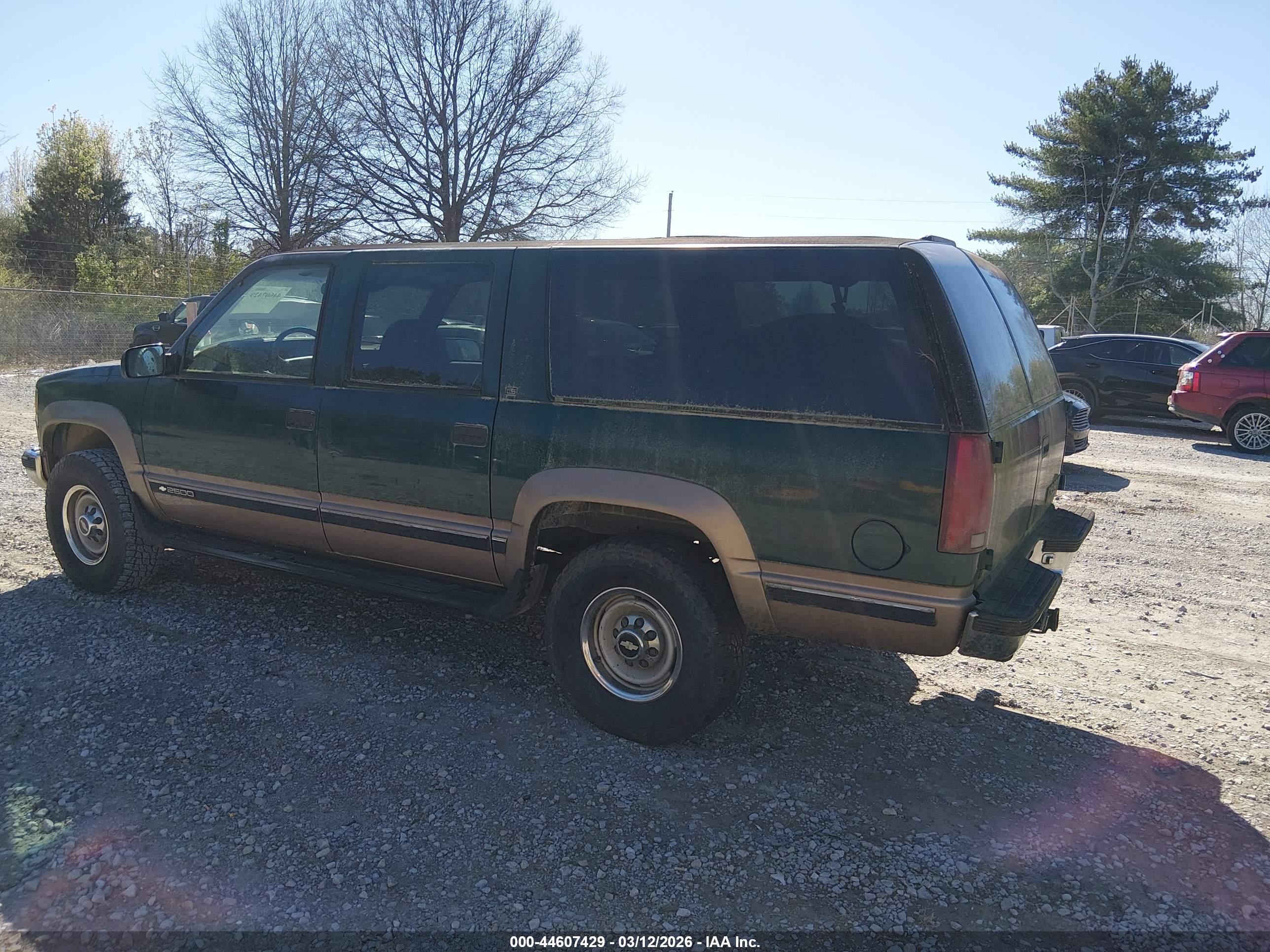 CHEVROLET SUBURBAN image 3