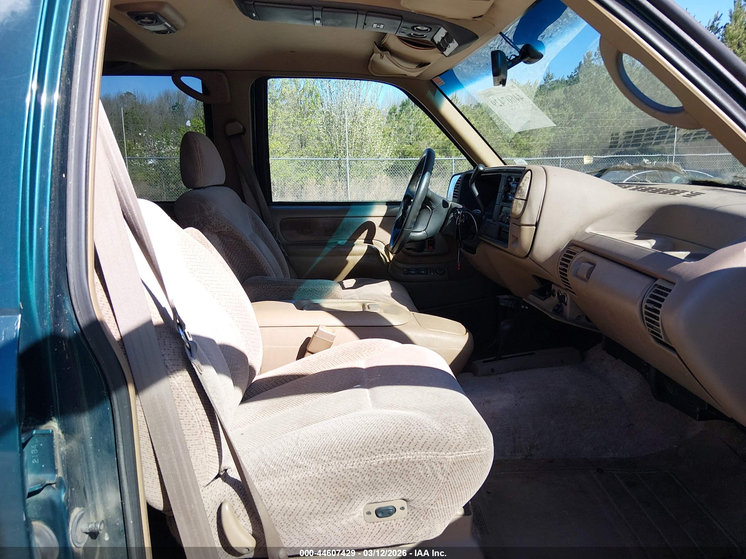 CHEVROLET SUBURBAN image 5