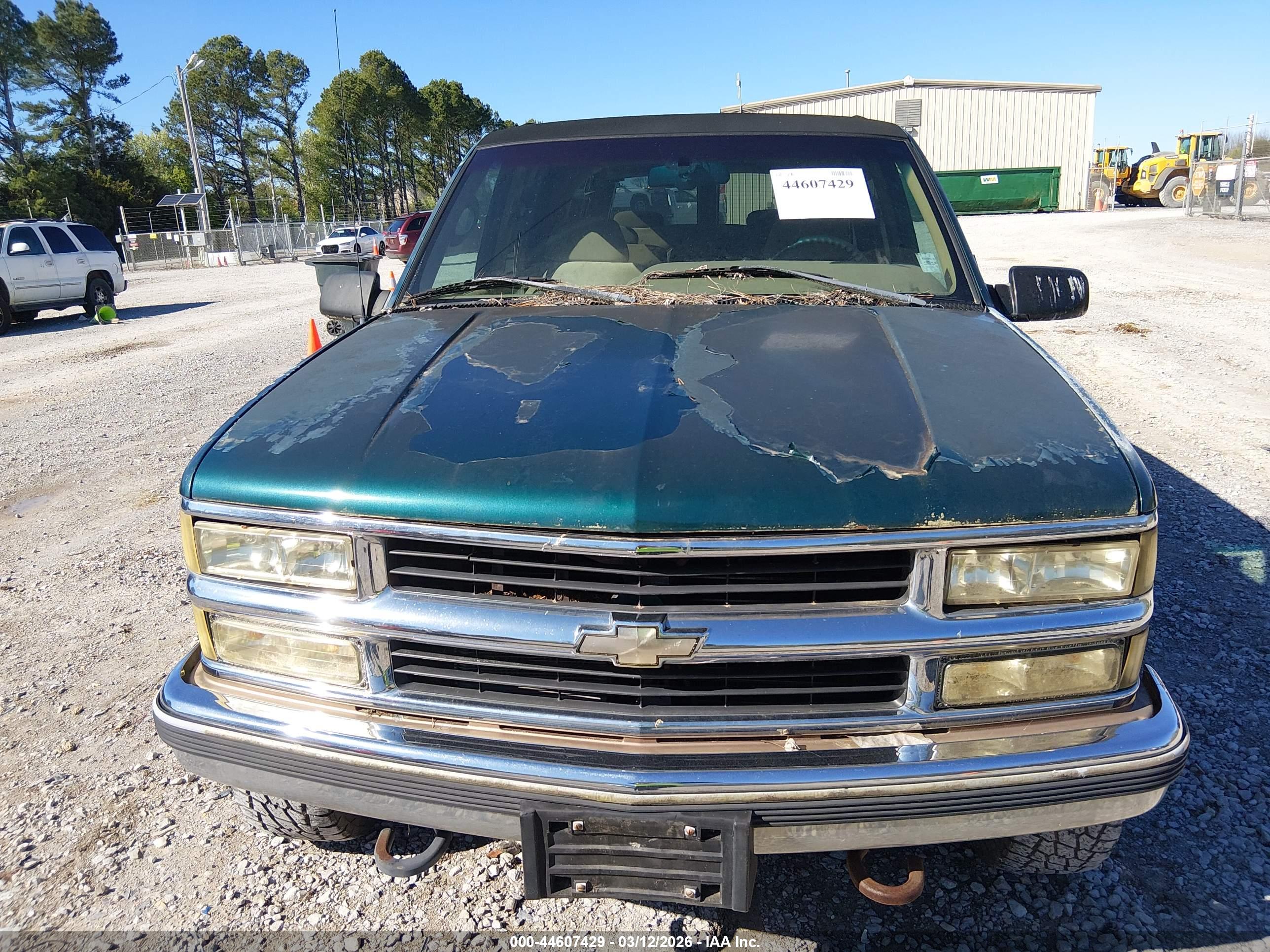CHEVROLET SUBURBAN image 6