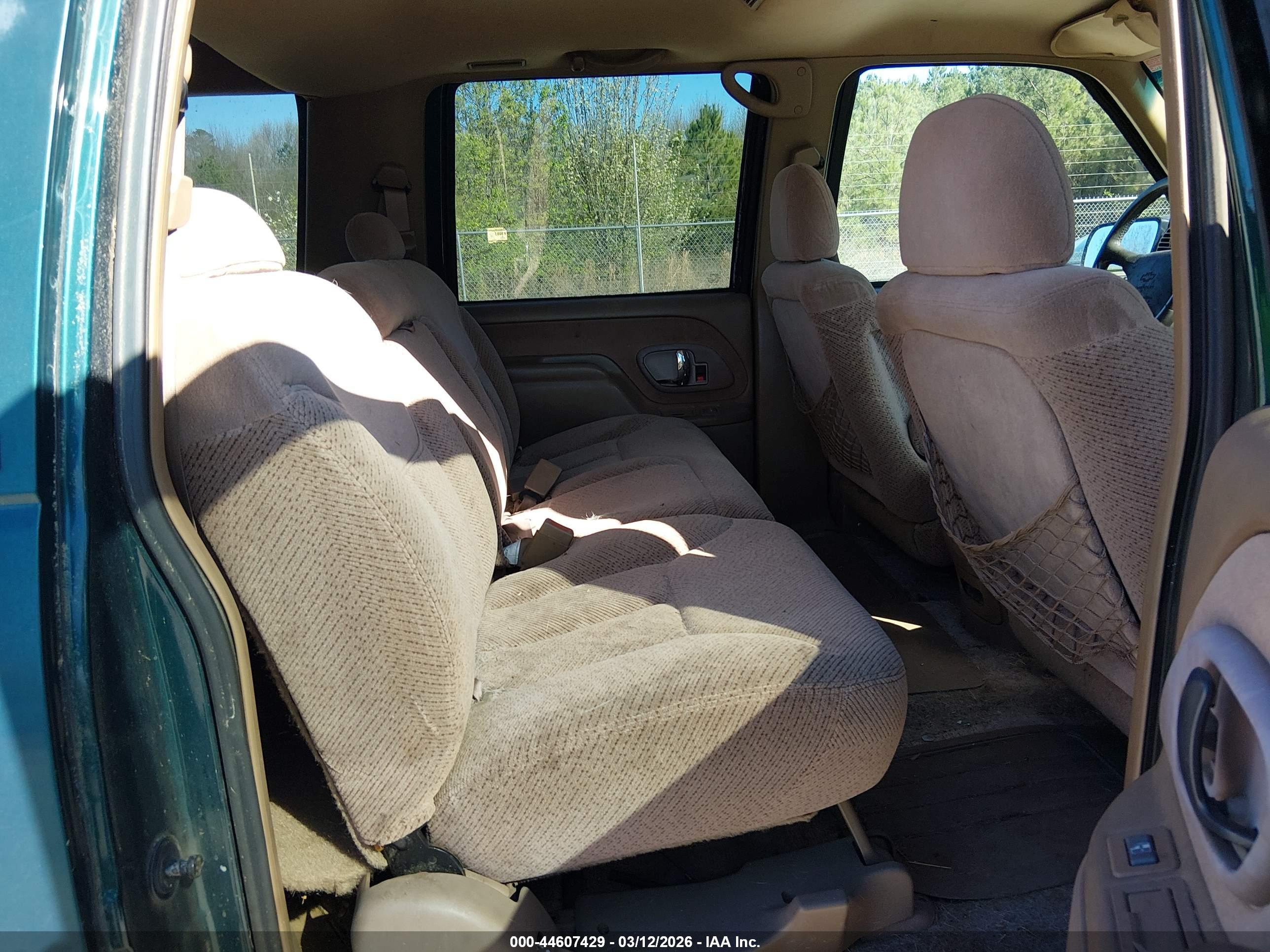 CHEVROLET SUBURBAN image 8