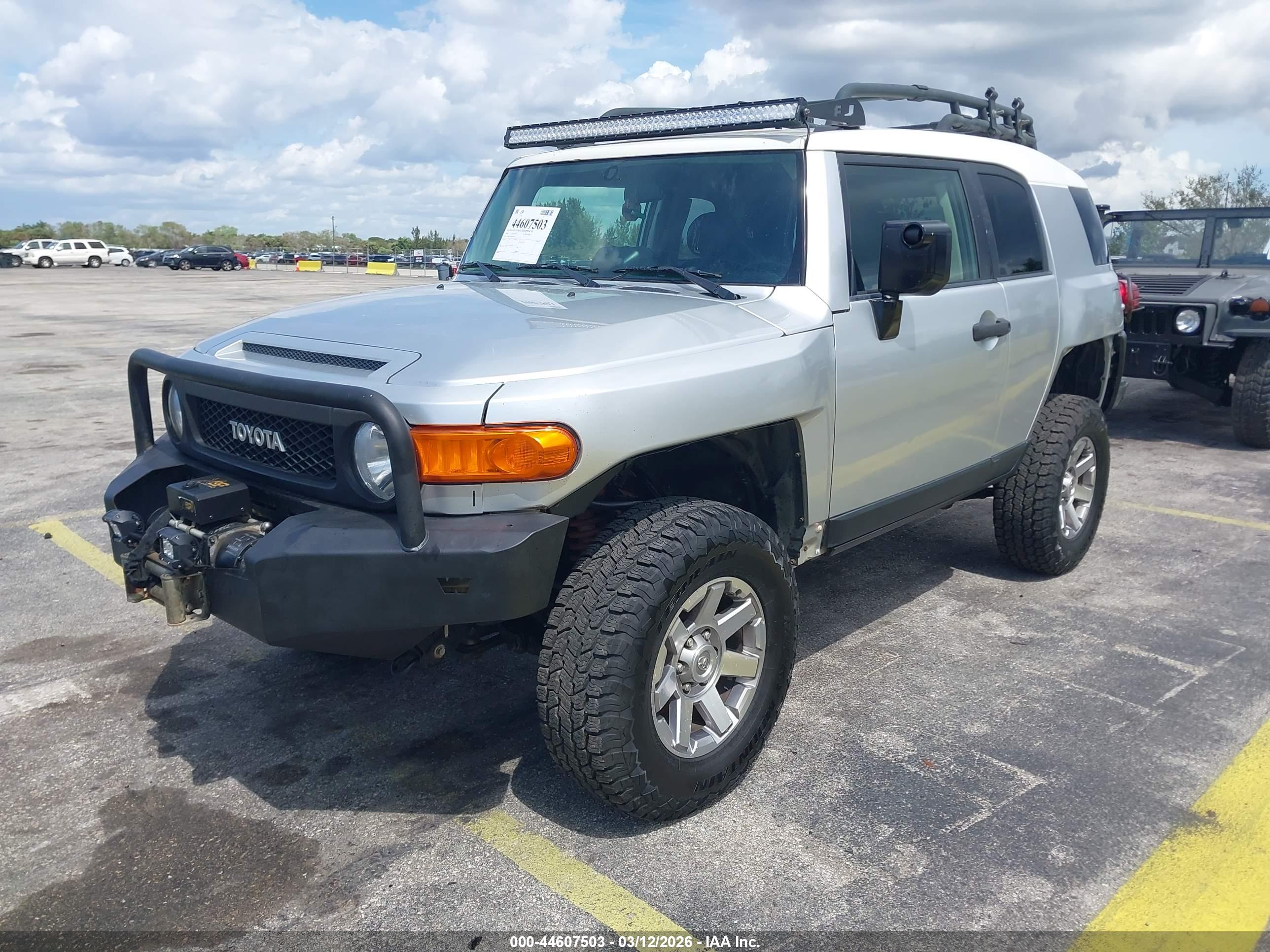 TOYOTA FJ image 2