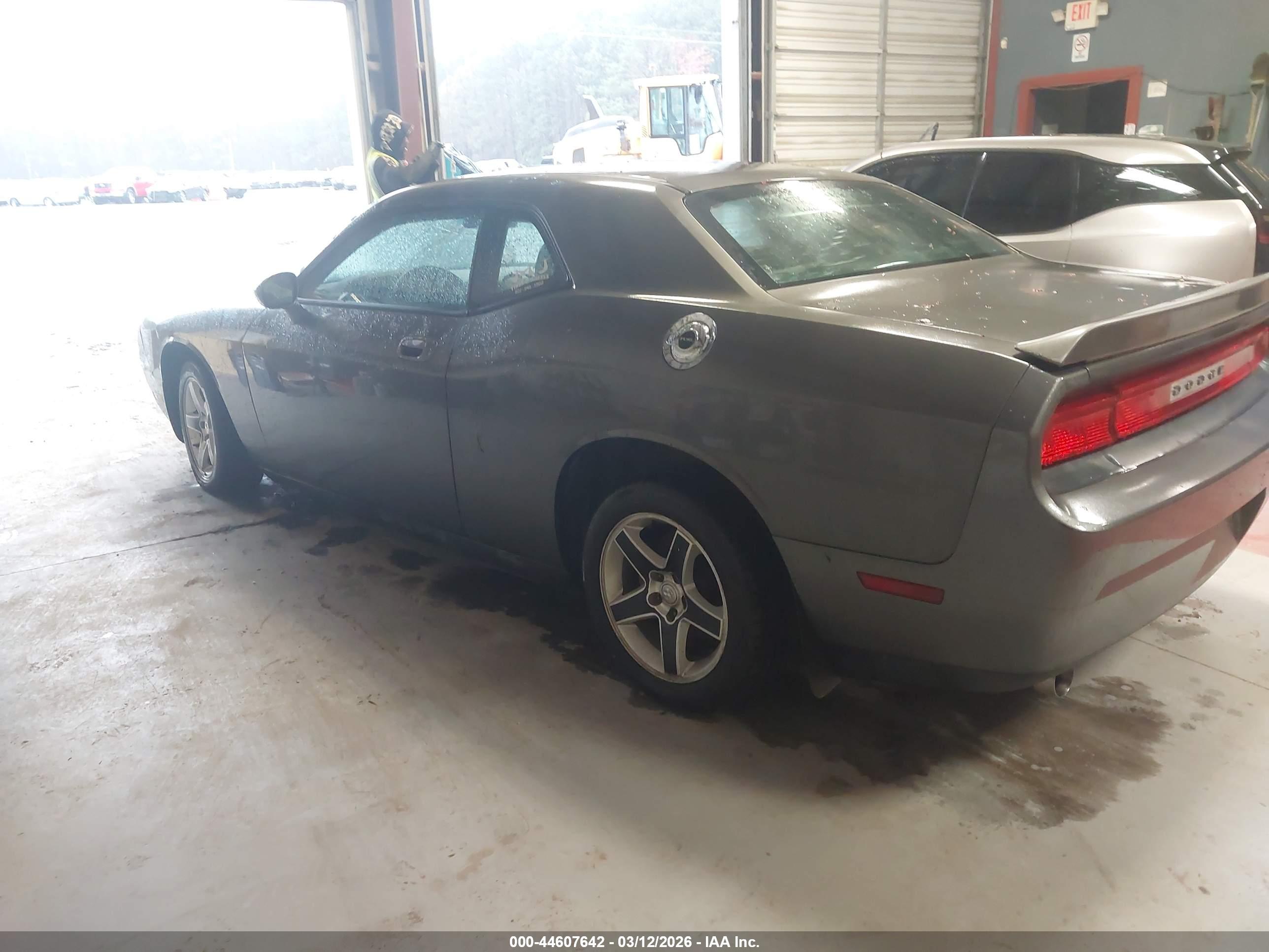 DODGE CHALLENGER image 3