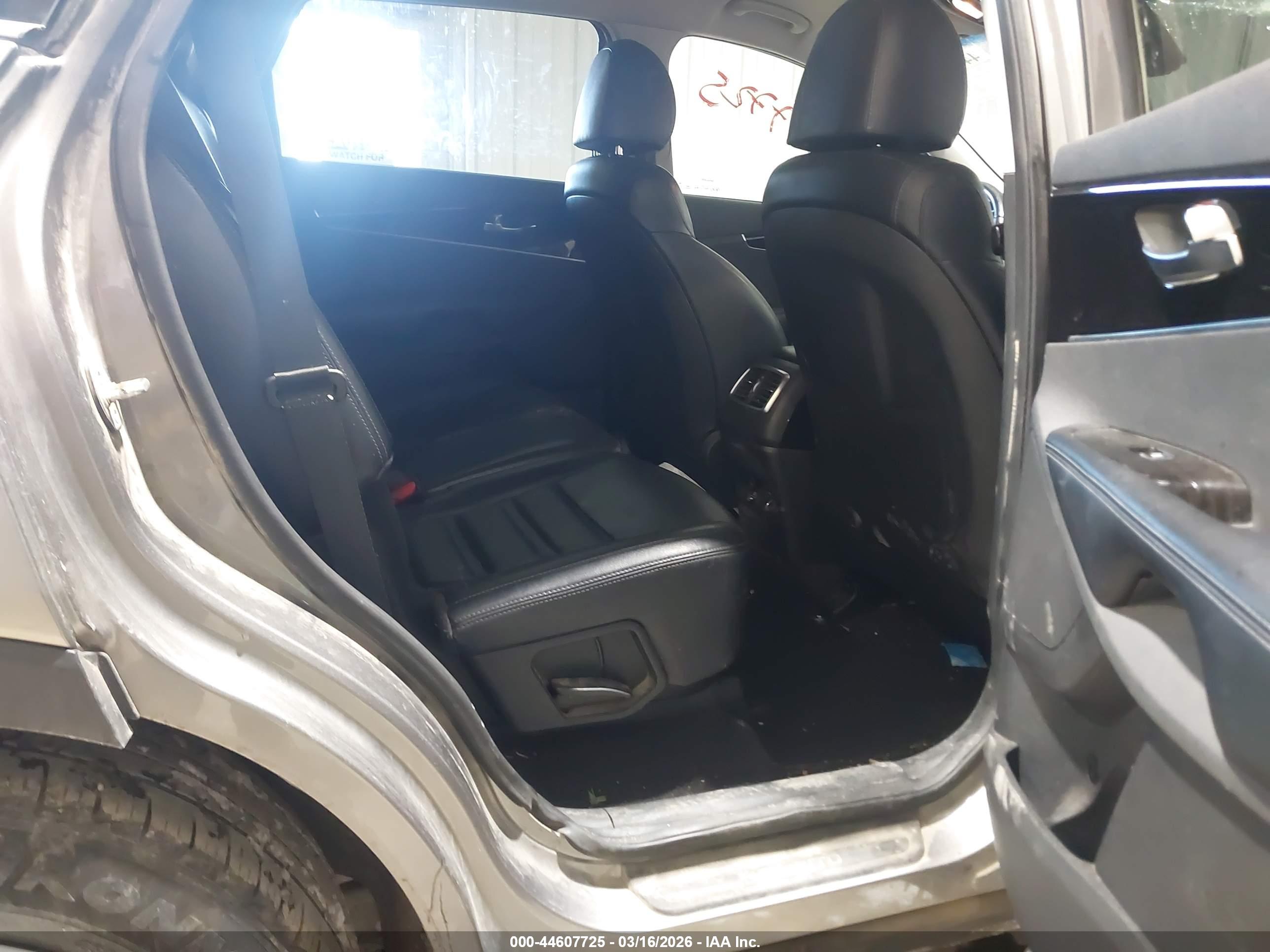 KIA SORENTO image 8