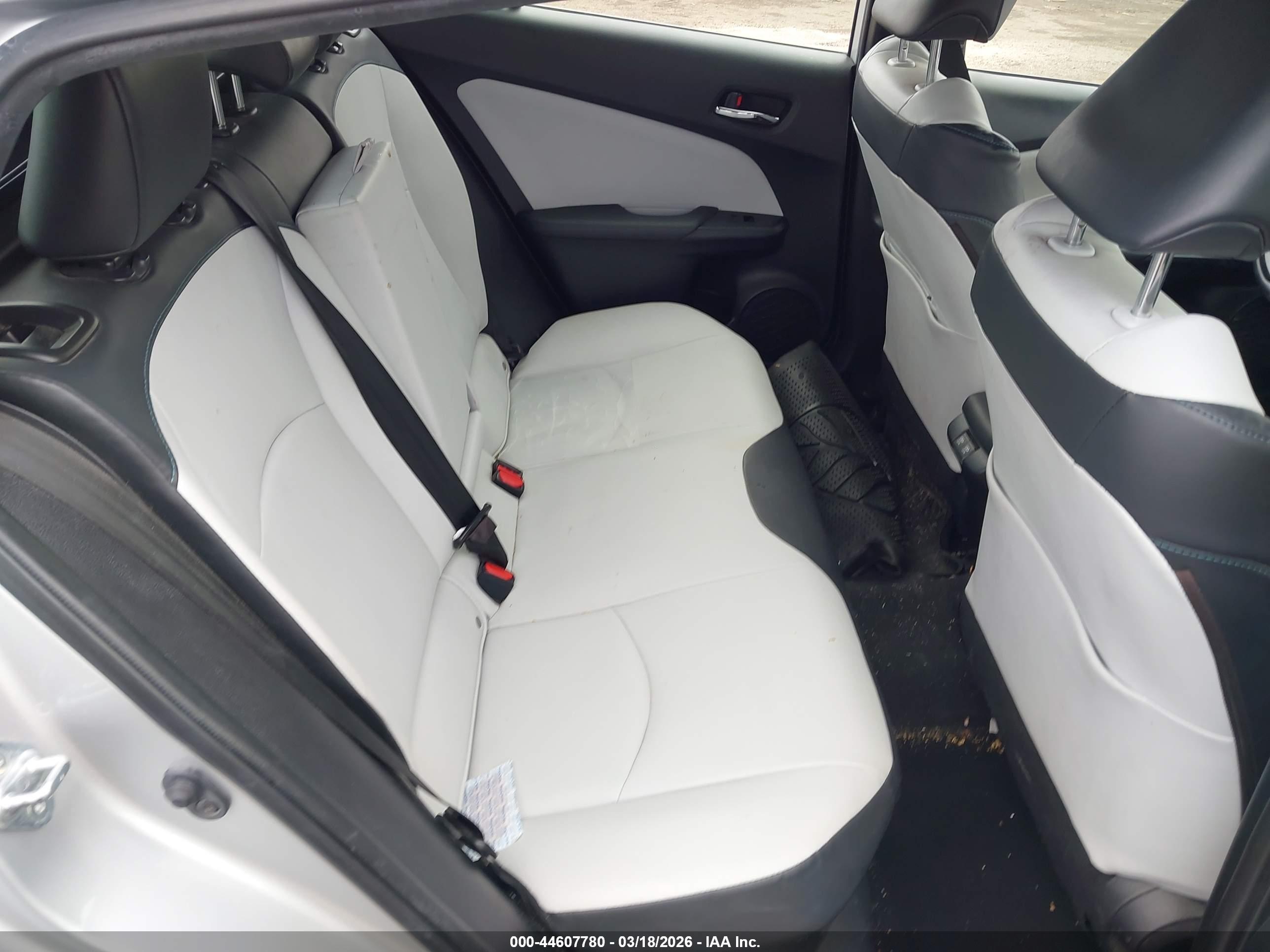 TOYOTA PRIUS image 8