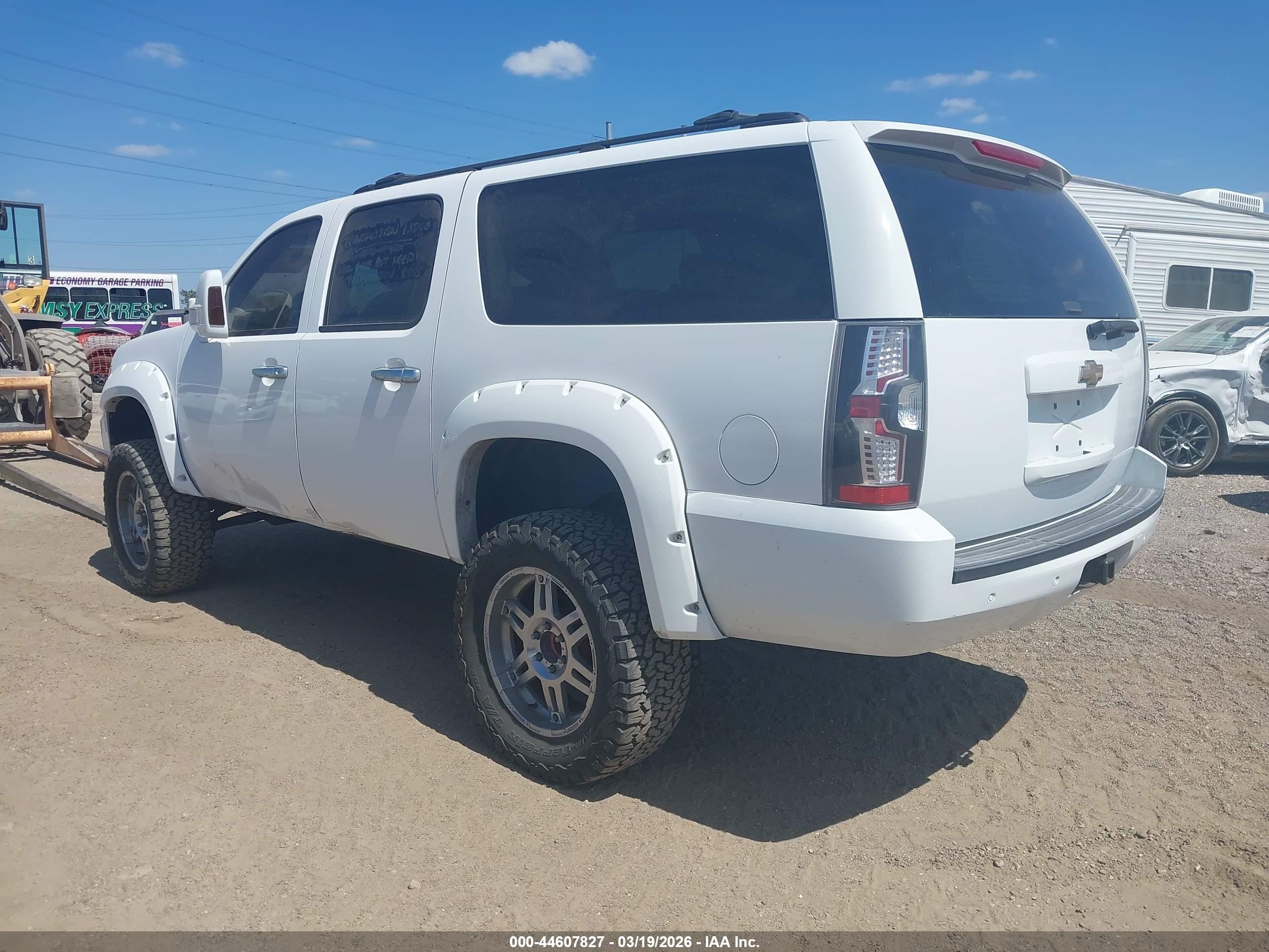 CHEVROLET SUBURBAN image 3