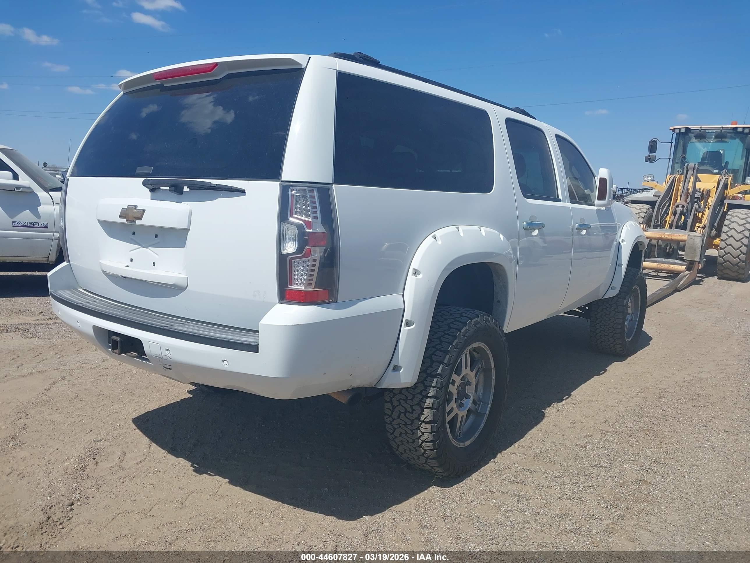 CHEVROLET SUBURBAN image 4