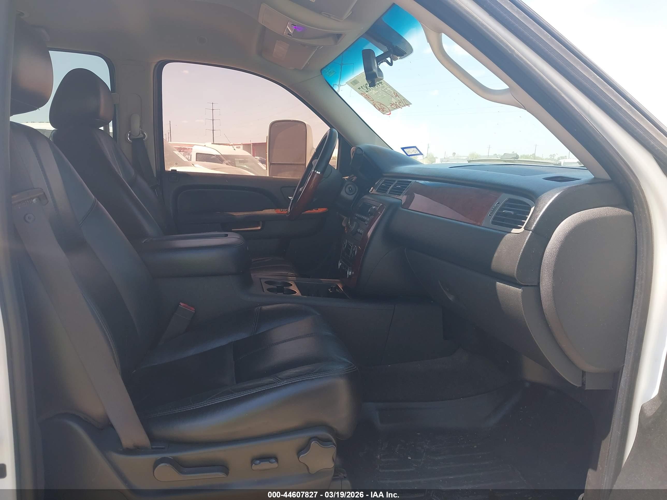 CHEVROLET SUBURBAN image 5