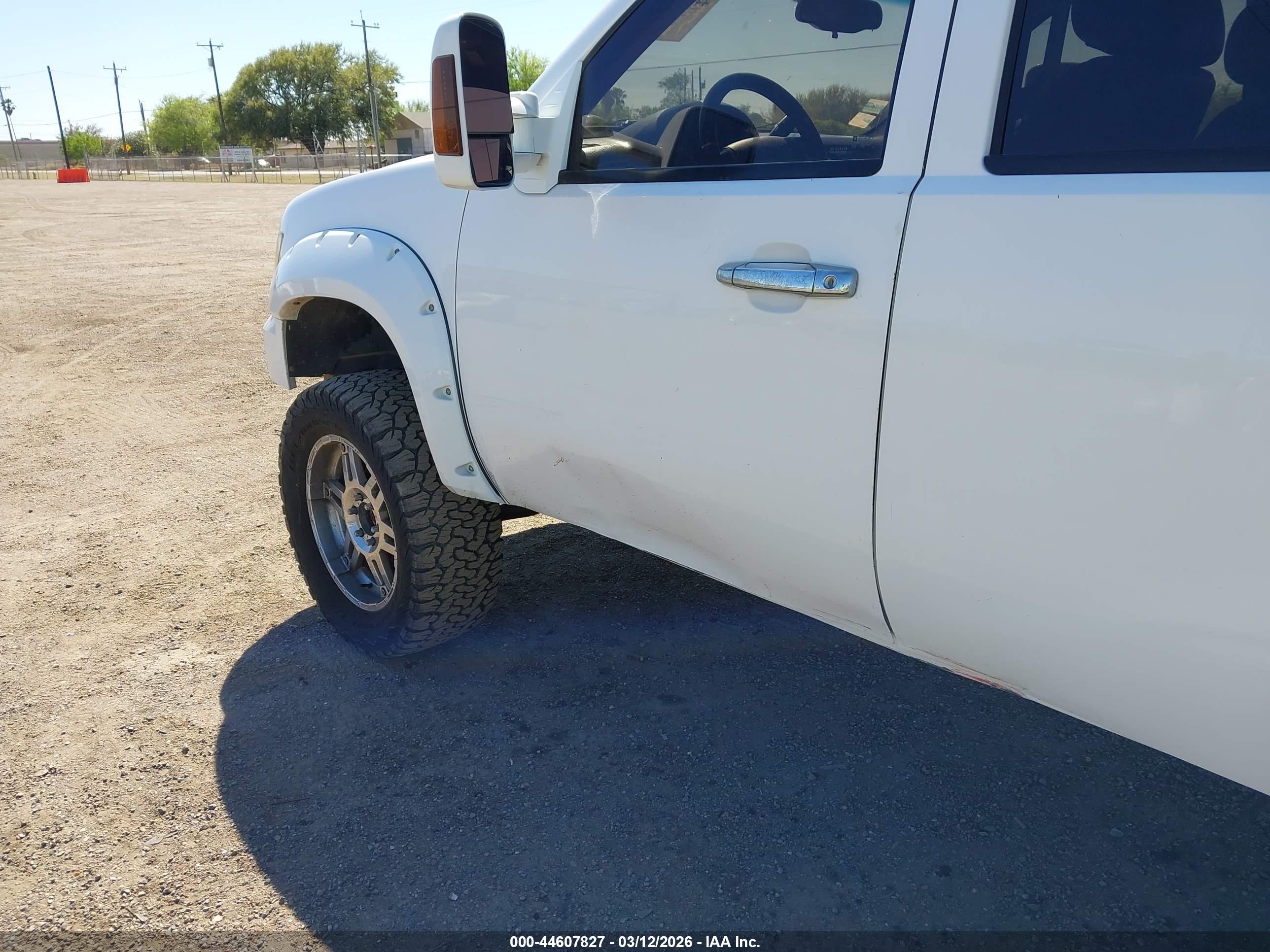 CHEVROLET SUBURBAN image 6