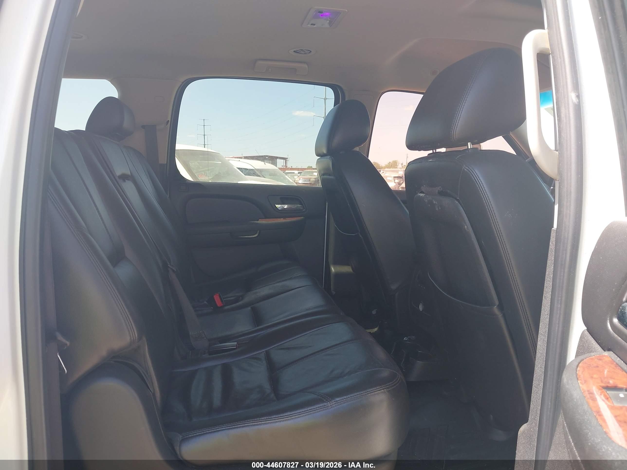 CHEVROLET SUBURBAN image 8