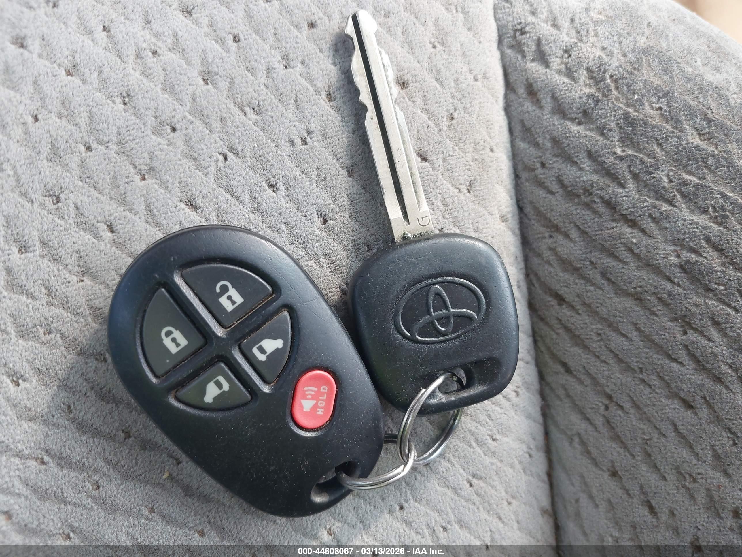 TOYOTA SIENNA image 11