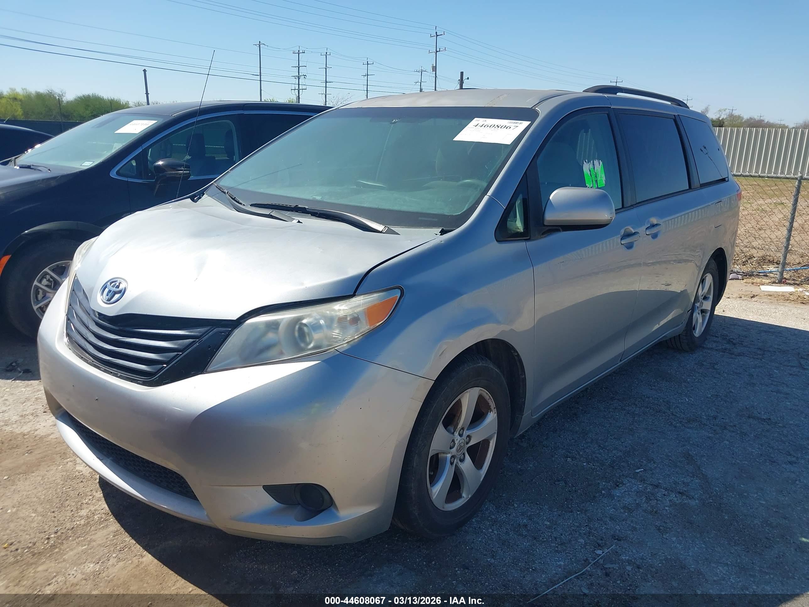 TOYOTA SIENNA image 2