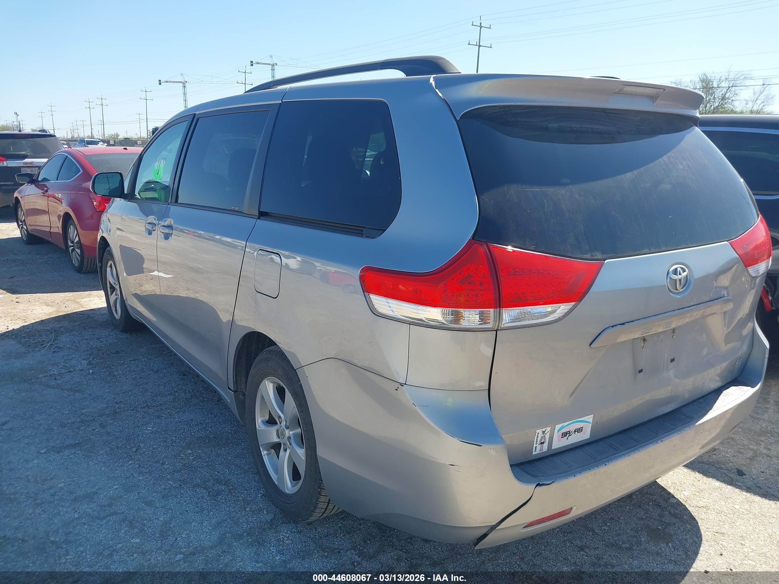 TOYOTA SIENNA image 3