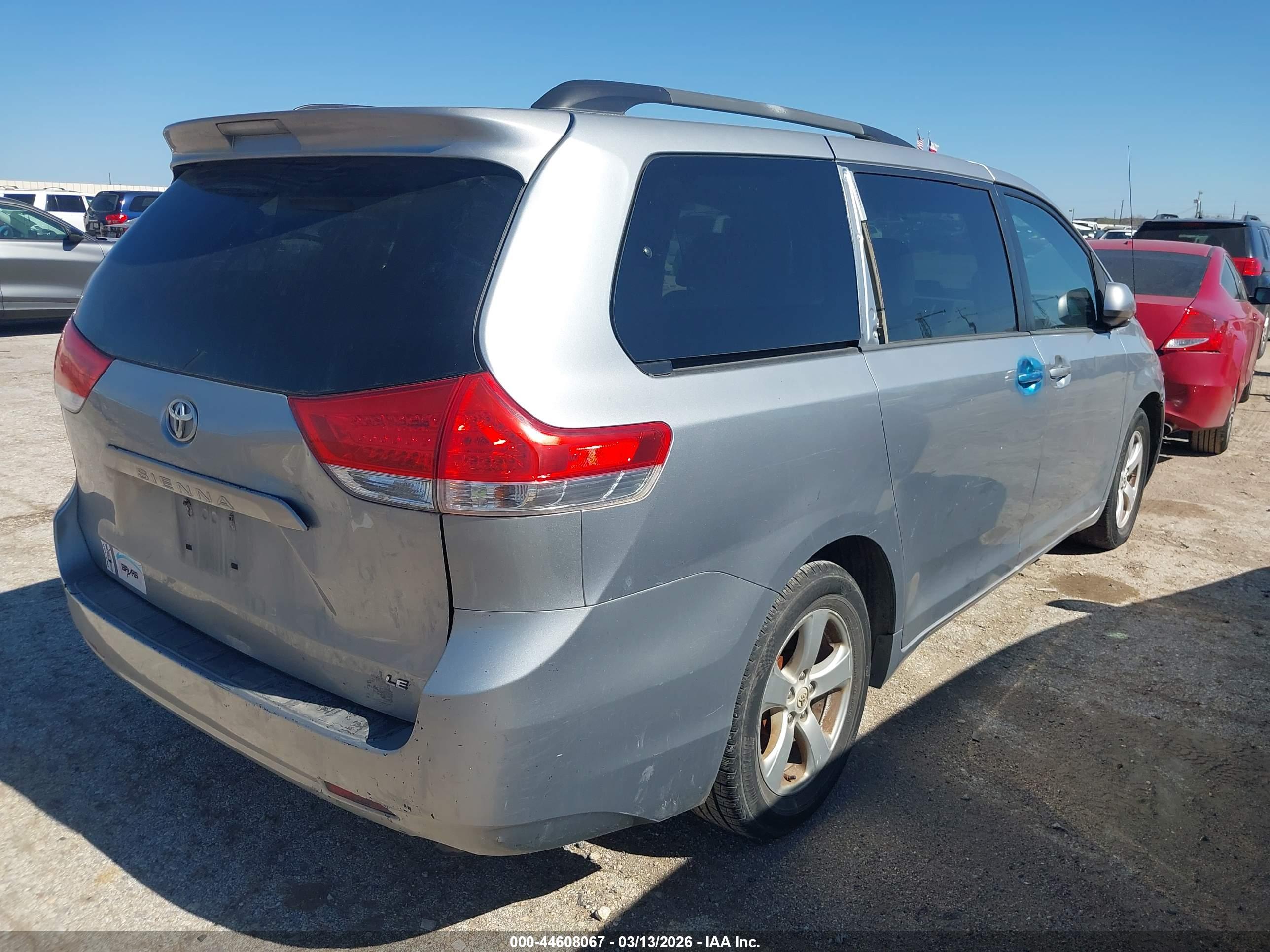 TOYOTA SIENNA image 4